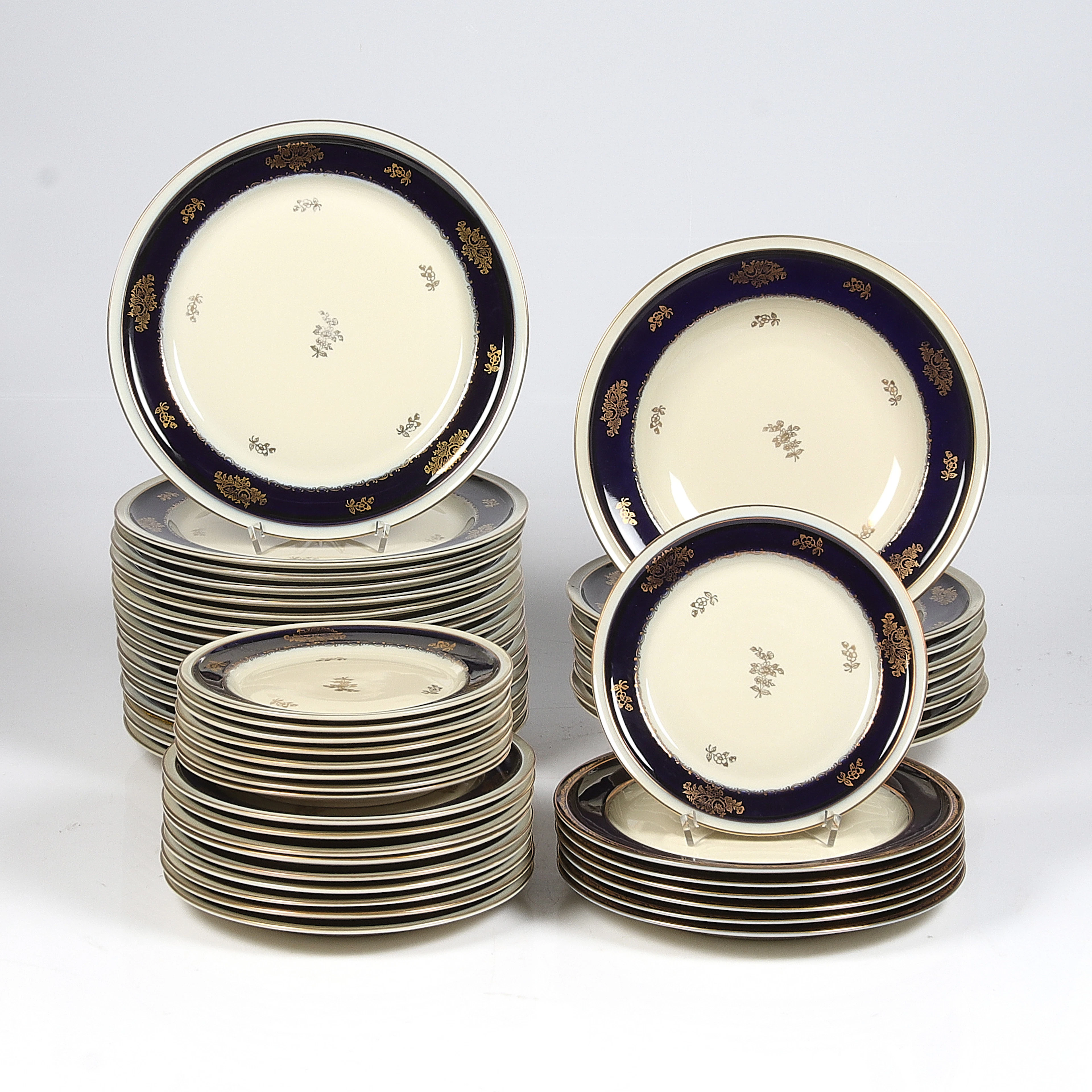 MATSERVISDELAR, 51 delar, porslin, "Winifred", Rosenthal. Tyskland.