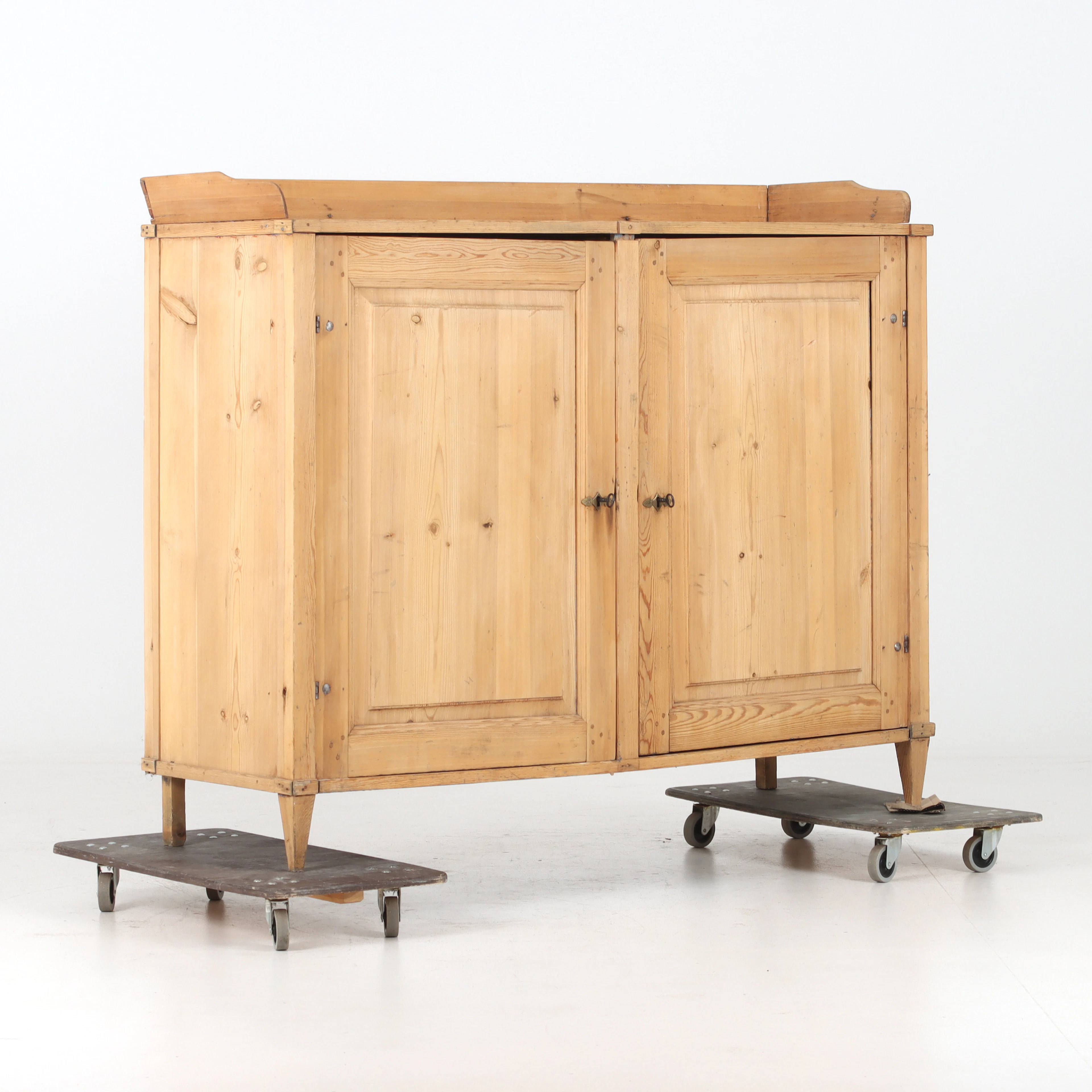 SKÄNK, Gustaviansk stil, furu, 1800-tal.