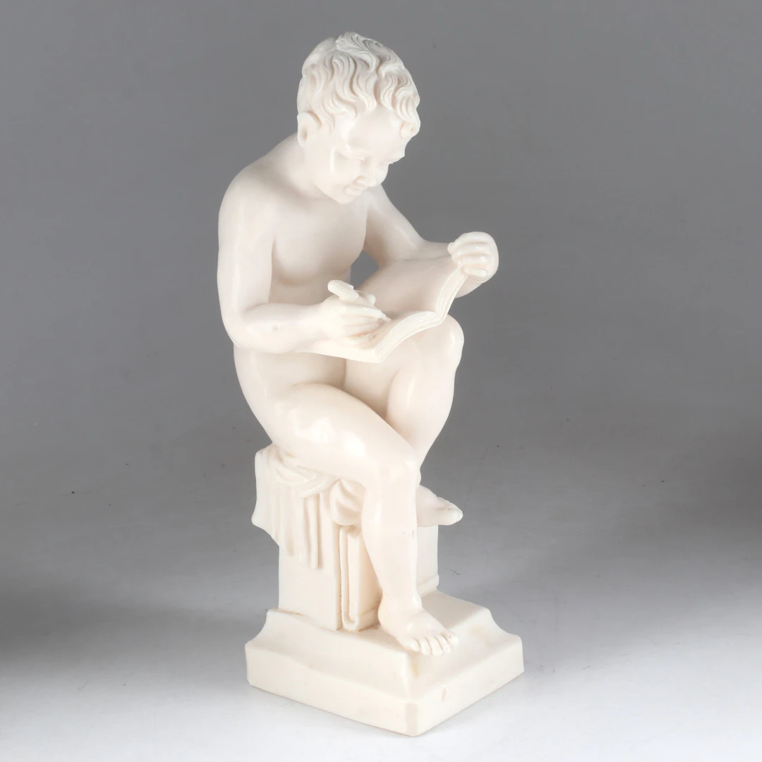 SKULPTUR, Läsande pojke, konstmassa, Italien, 1900-talets andra hälft.