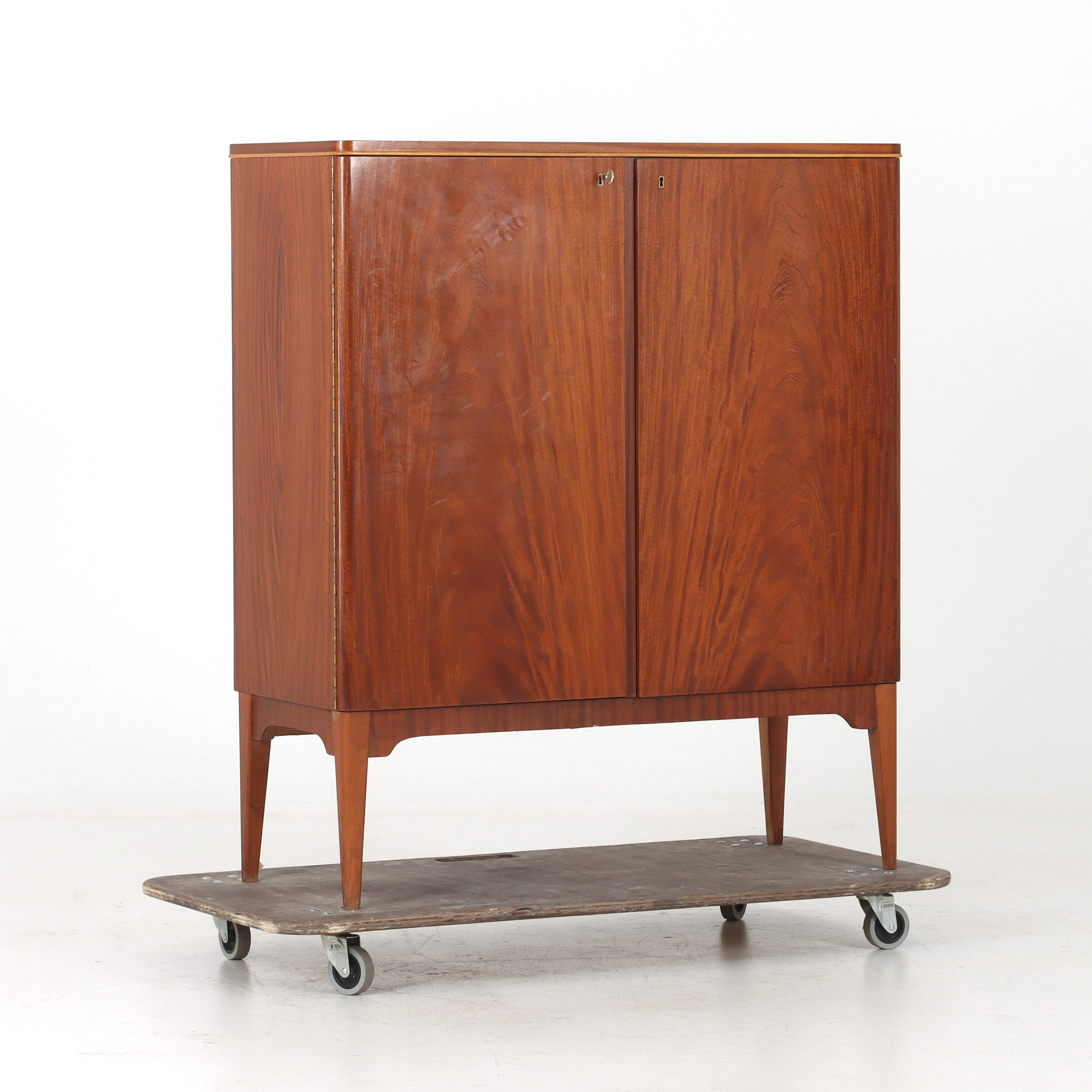 SKÅP. Tallbackens Möbler, Bröderna Karlsson, Tibro. Swedish Modern, 1940-tal.