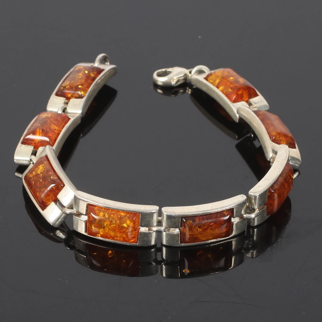(2510-227) ARMBAND, Sterling silver, med bärnsten. 1900-tal.