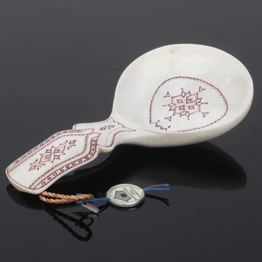 ANDERS SUNNA. Kåsa, helhorn, signerad. 1900-talets senare del.
