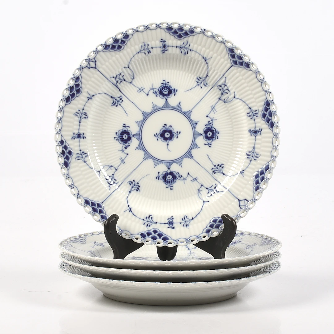 TALLRIKAR, 4 st, helblond, nr 1/1084, "Musselmalet", Royal Copenhagen, Danmark.
