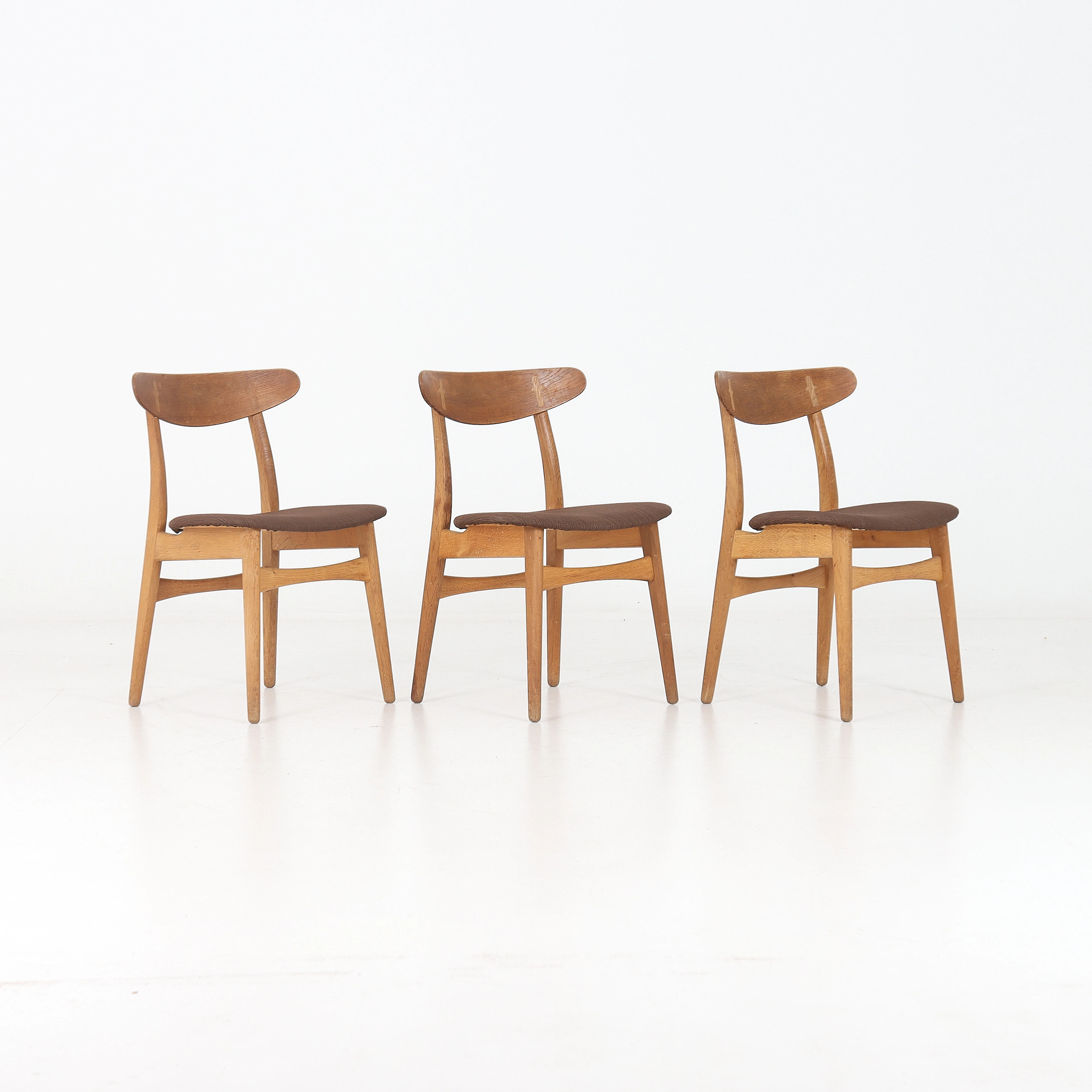 HANS J WEGNER. Stolar, 3 st, "CH-30", Carl Hansen & Son, Danmark, 1950/60-tal.