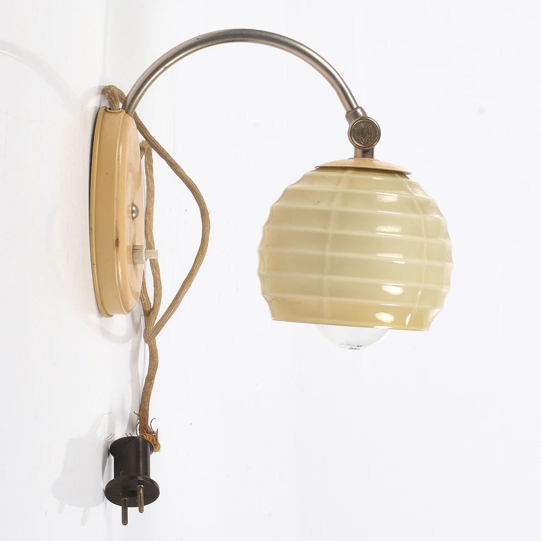VÄGGLAMPA, glas, plåt, Funkis, Sandvikens Jernverks AB , Sandviken Sverige.