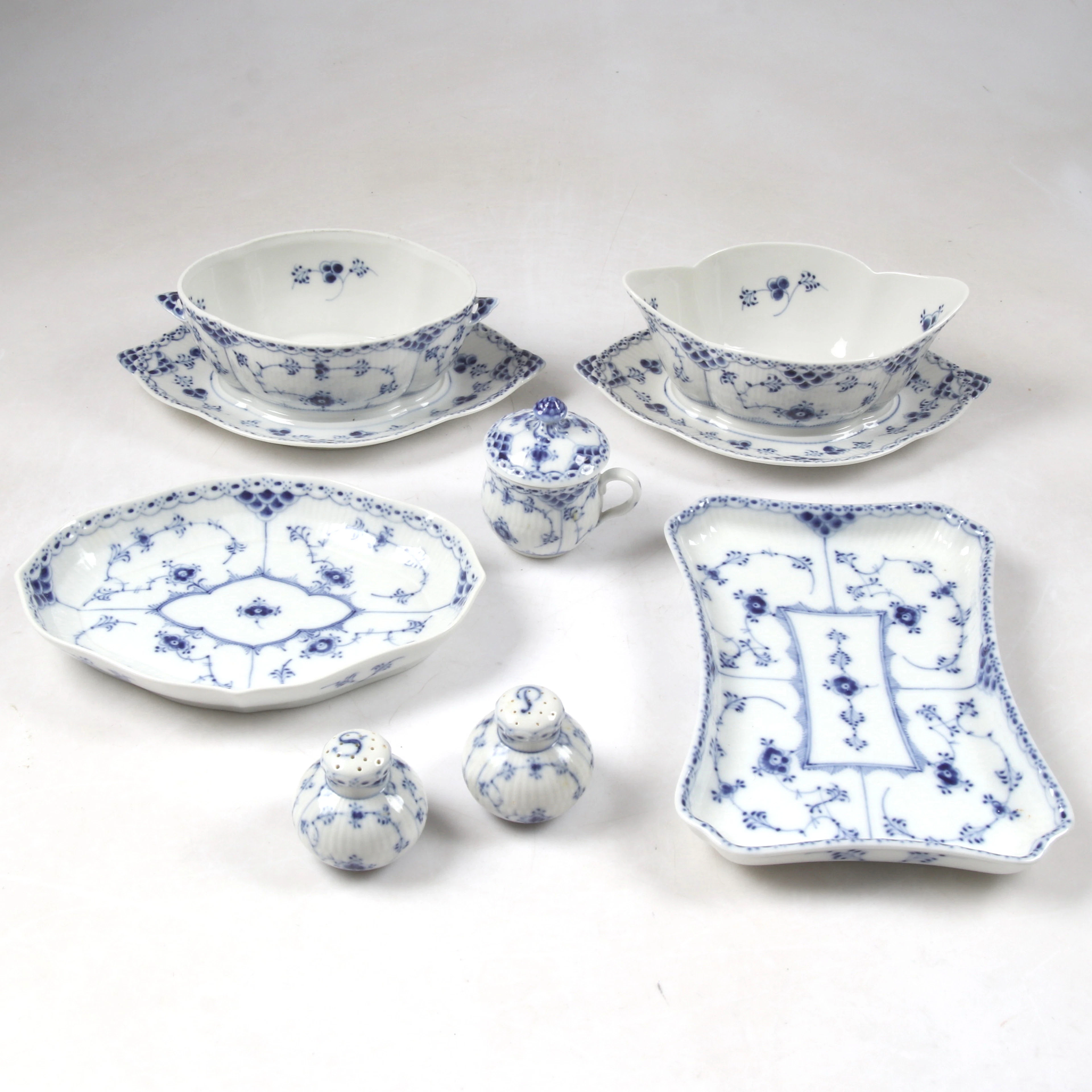 SERVISDELAR, 7 delar porslin, musselmalet, Royal Copenhagen.