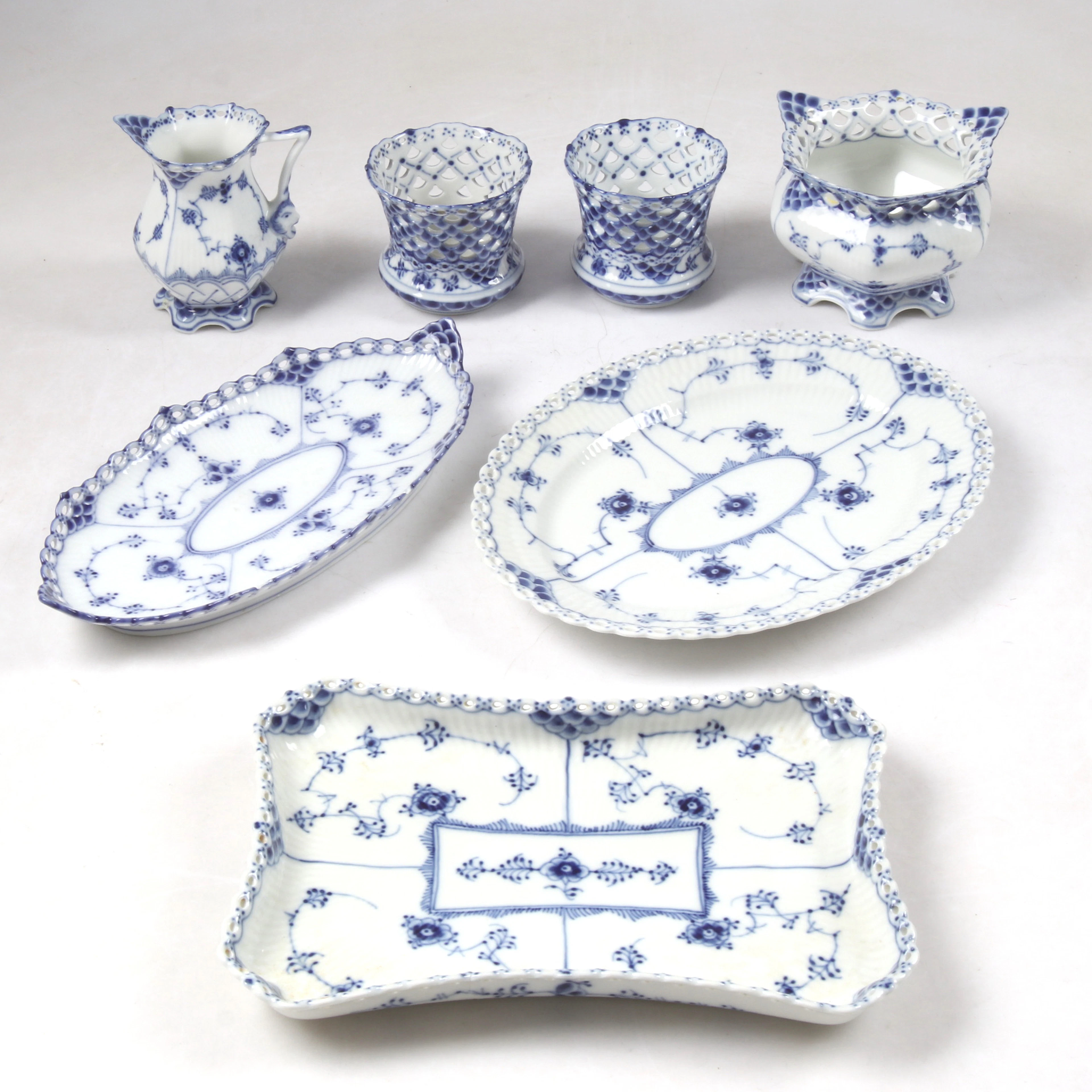 SERVISDELAR, 7 delar porslin, musselmalet, helblonde, Royal Copenhagen.