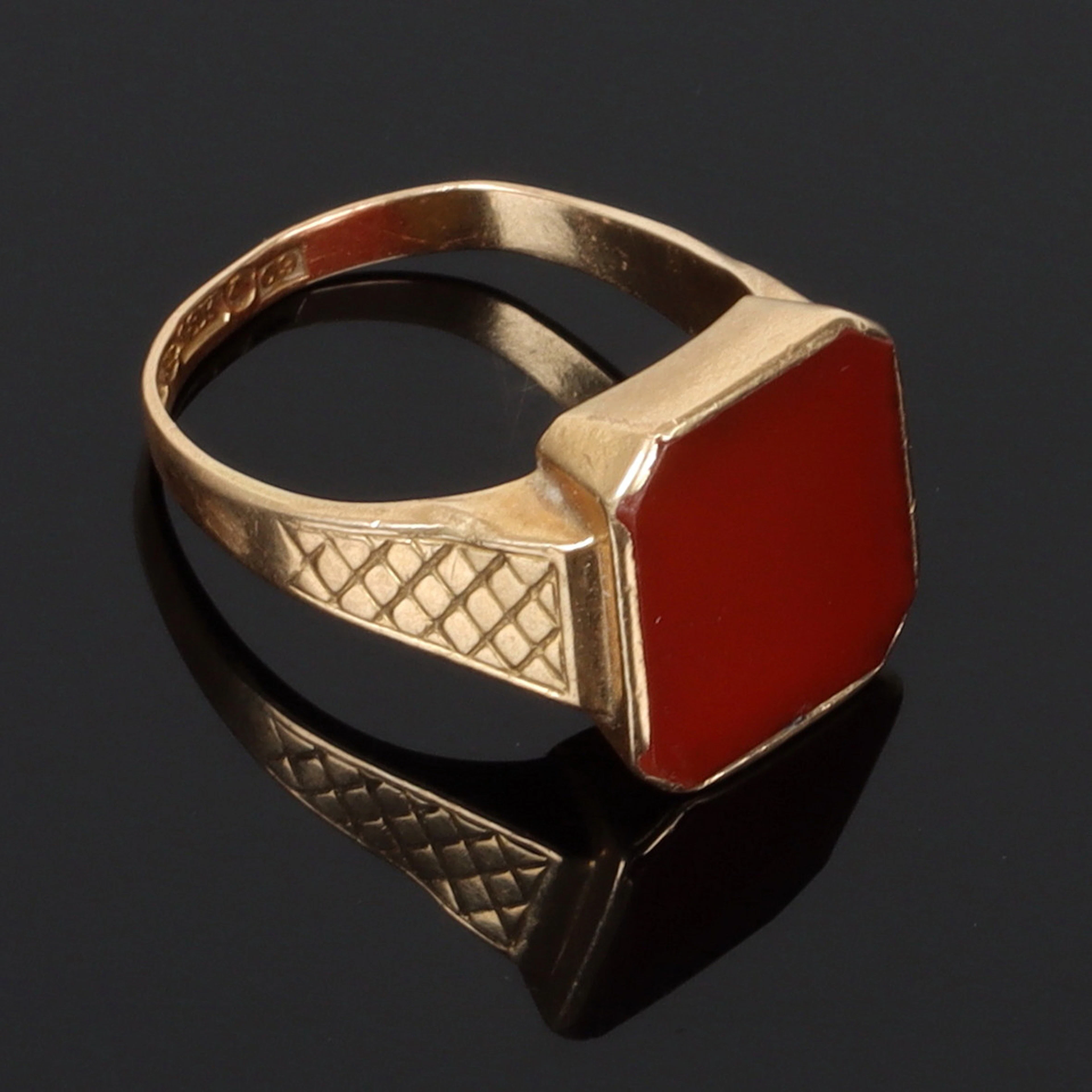 KLACKRING, 18k guld, med karneol, Guldvaruhuset, Stockholm. 1953.
