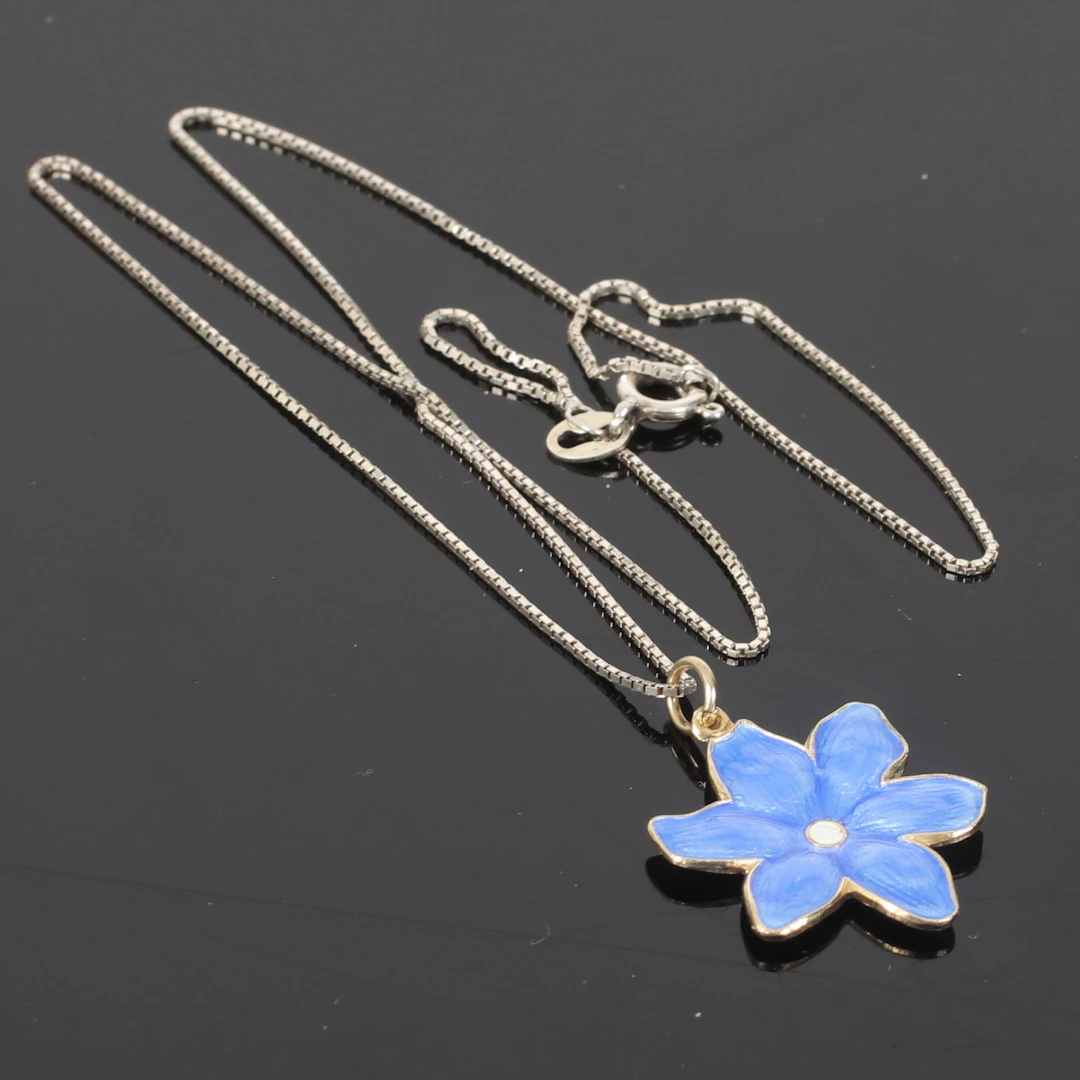 (2510-259) HÄNGE med KEDJA, Sterling silver, emaljblomma, Norge. 1900-tal.