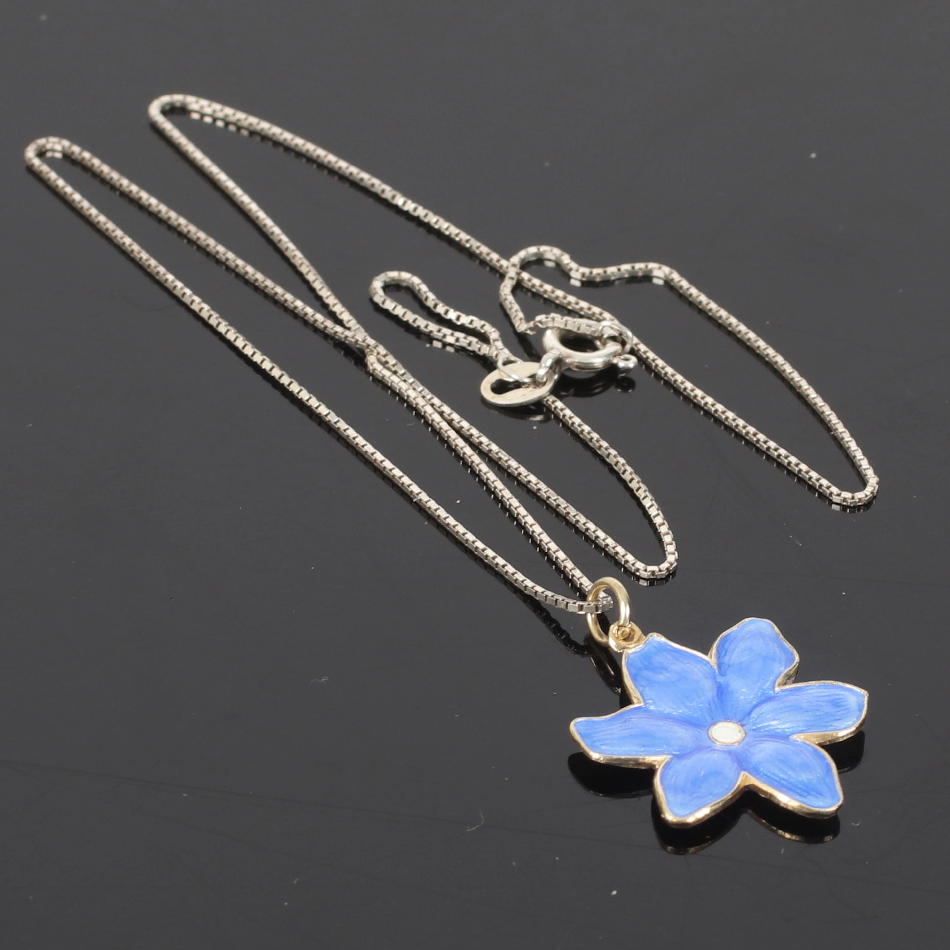 (2510-259) HÄNGE med KEDJA, Sterling silver, emaljblomma, Norge. 1900-tal.