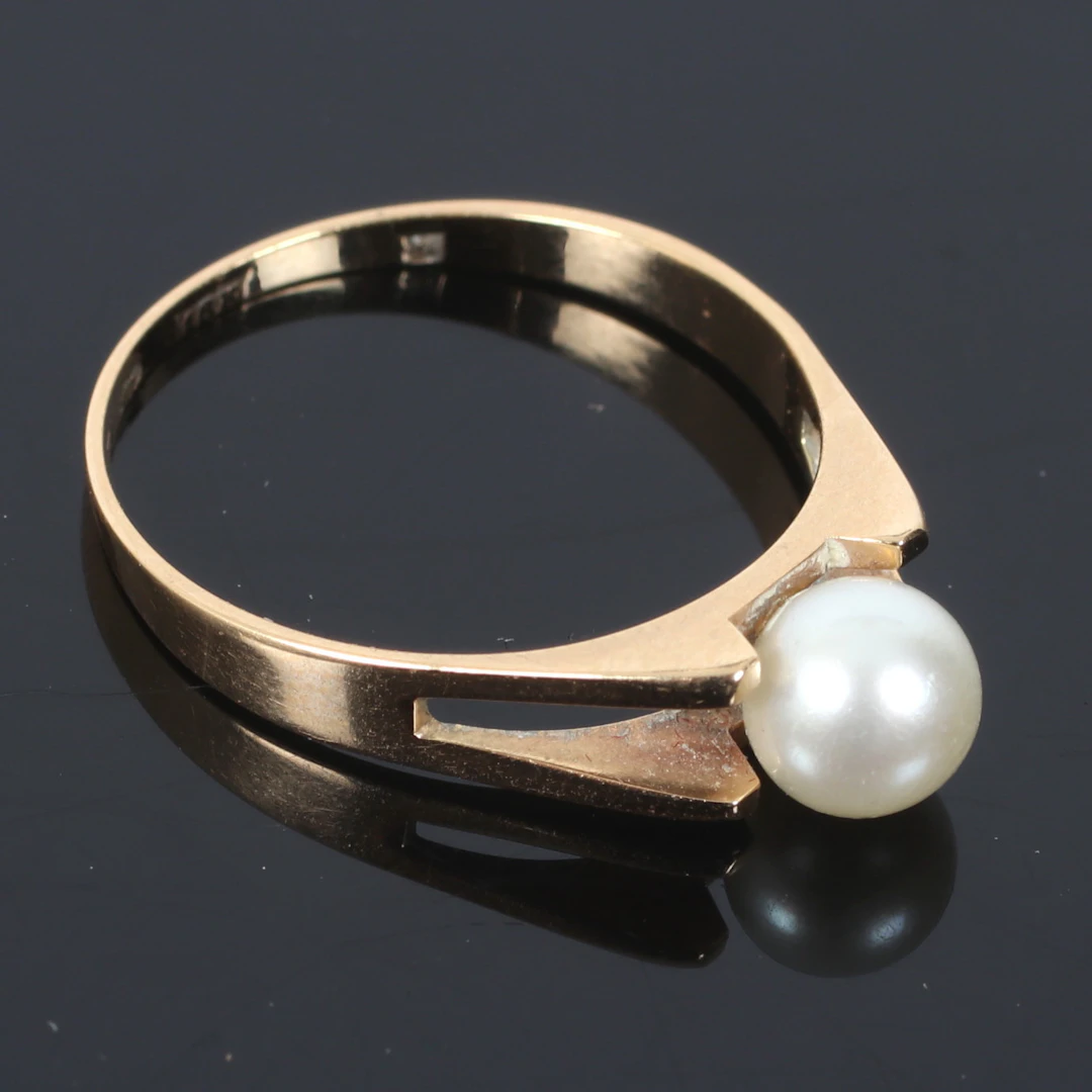 RING, 18k guld, med odlad pärla, Alton, Falköping. 1960-tal.
