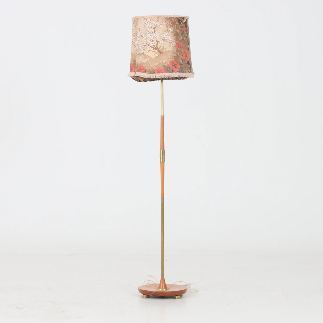 GOLVLAMPA, lövträ, mässing, 1900-talets mitt.