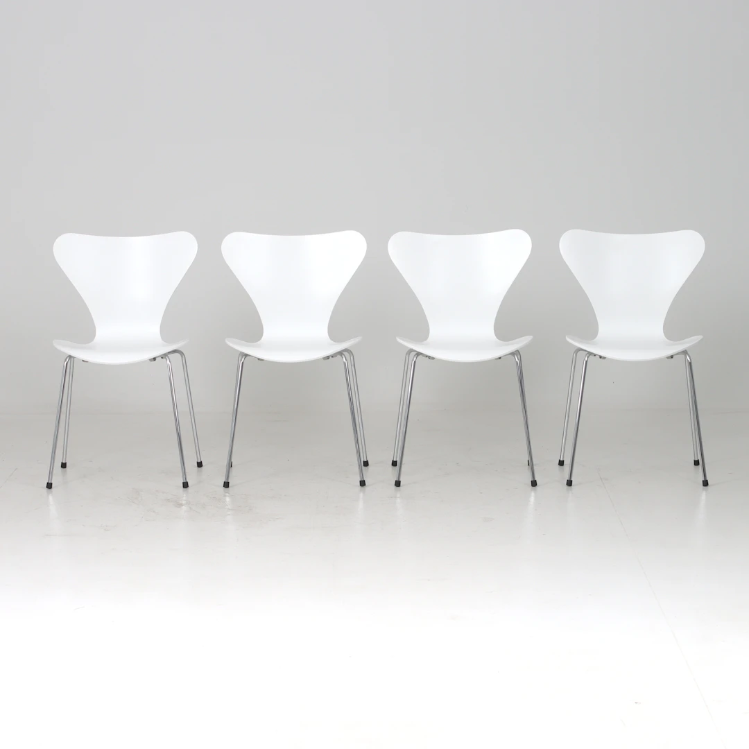 ARNE JACOBSEN. Stolar, 4 st, "Sjuan", Fritz Hansen, made in Polen 2019.