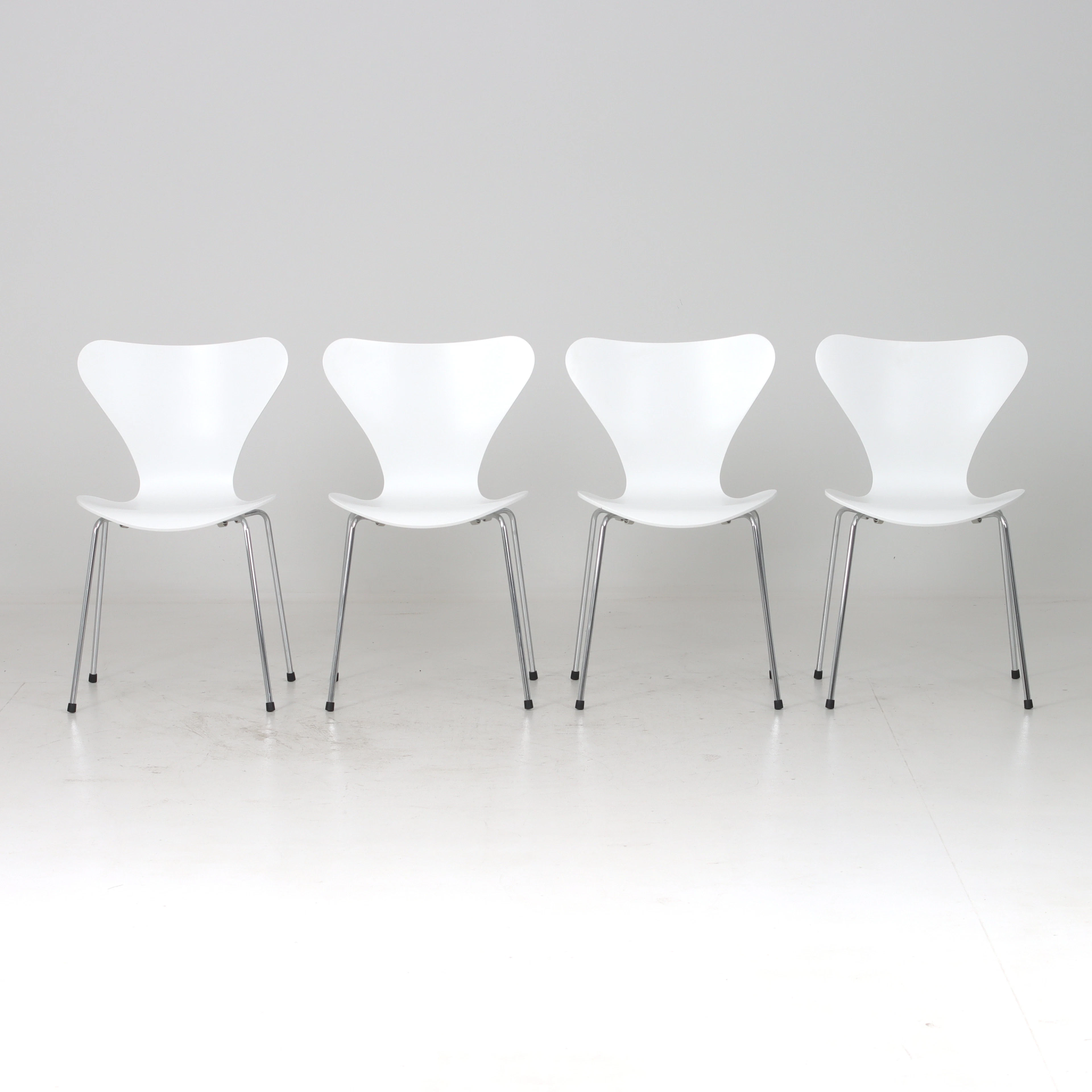 ARNE JACOBSEN. Stolar, 4 st, "Sjuan", Fritz Hansen, made in Polen 2019.