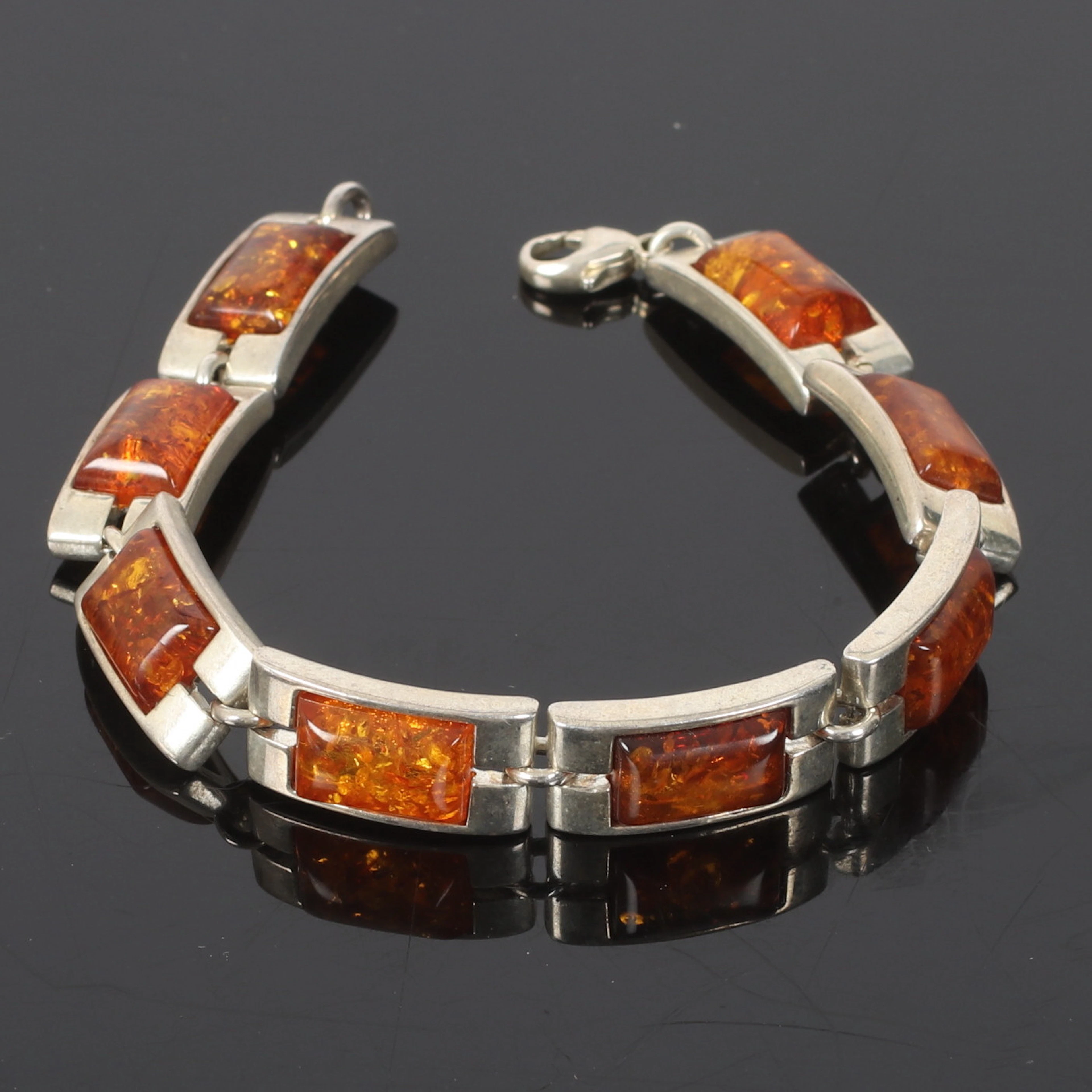 (2510-227) ARMBAND, Sterling silver, med bärnsten. 1900-tal.