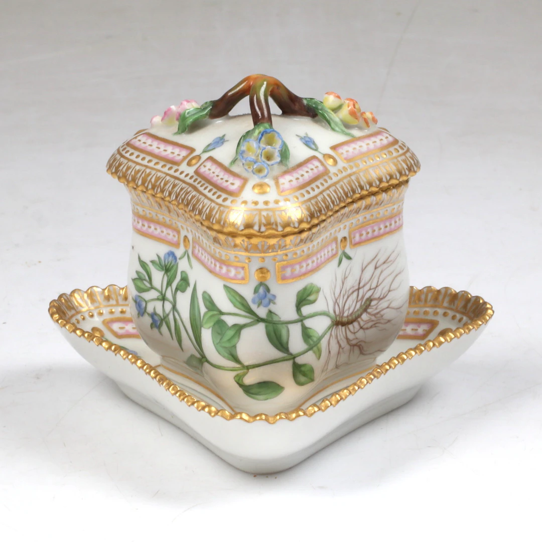 CRÈMEKOPP med lock och fat, porslin, "Flora Danica", Royal Copenhagen, Danmark.