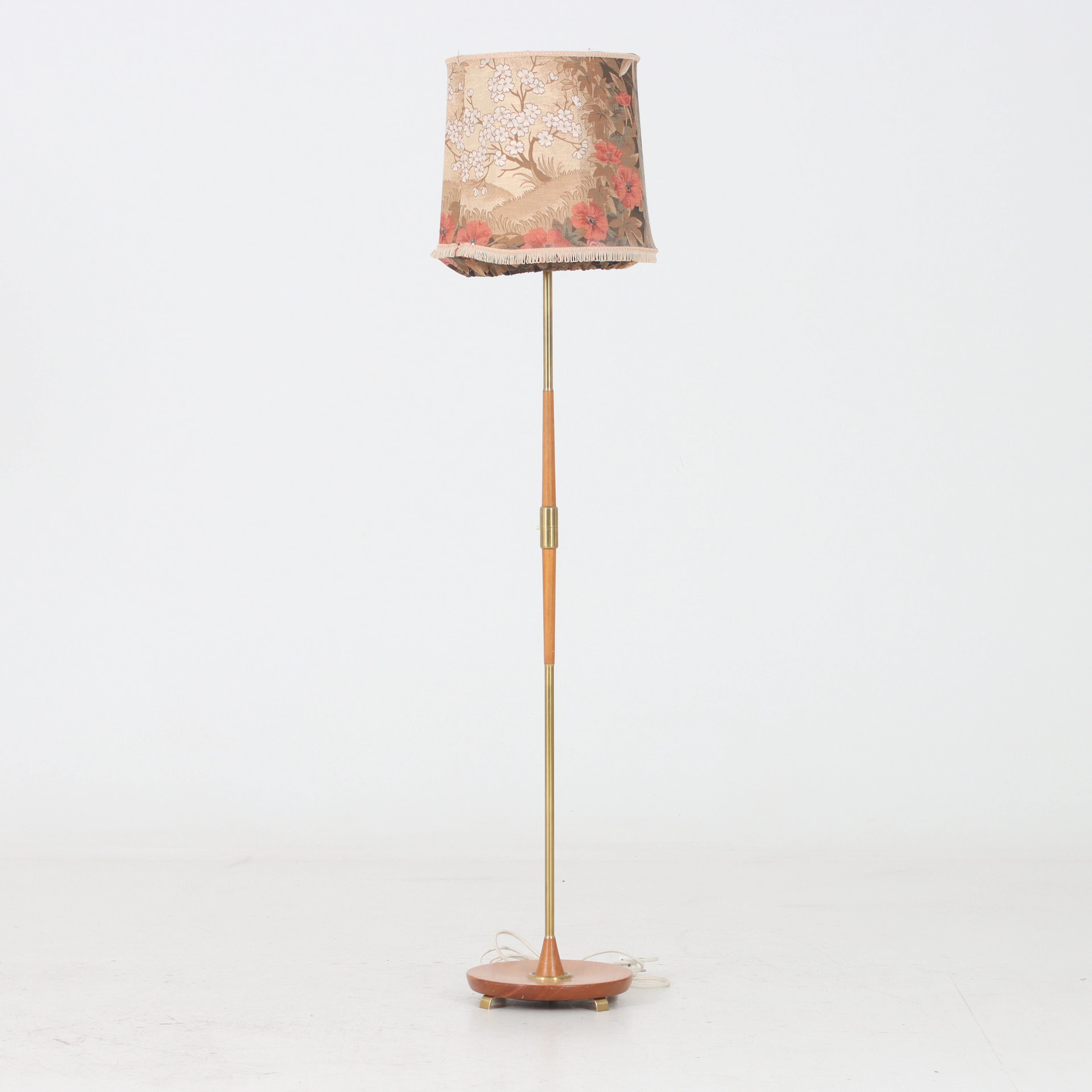 GOLVLAMPA, lövträ, mässing, 1900-talets mitt.