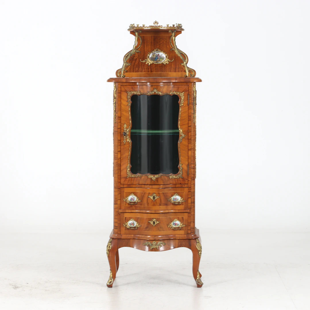 VITRINSKÅP, valnötsfanér, Louis XV-stil, 1900-talets första hälft.