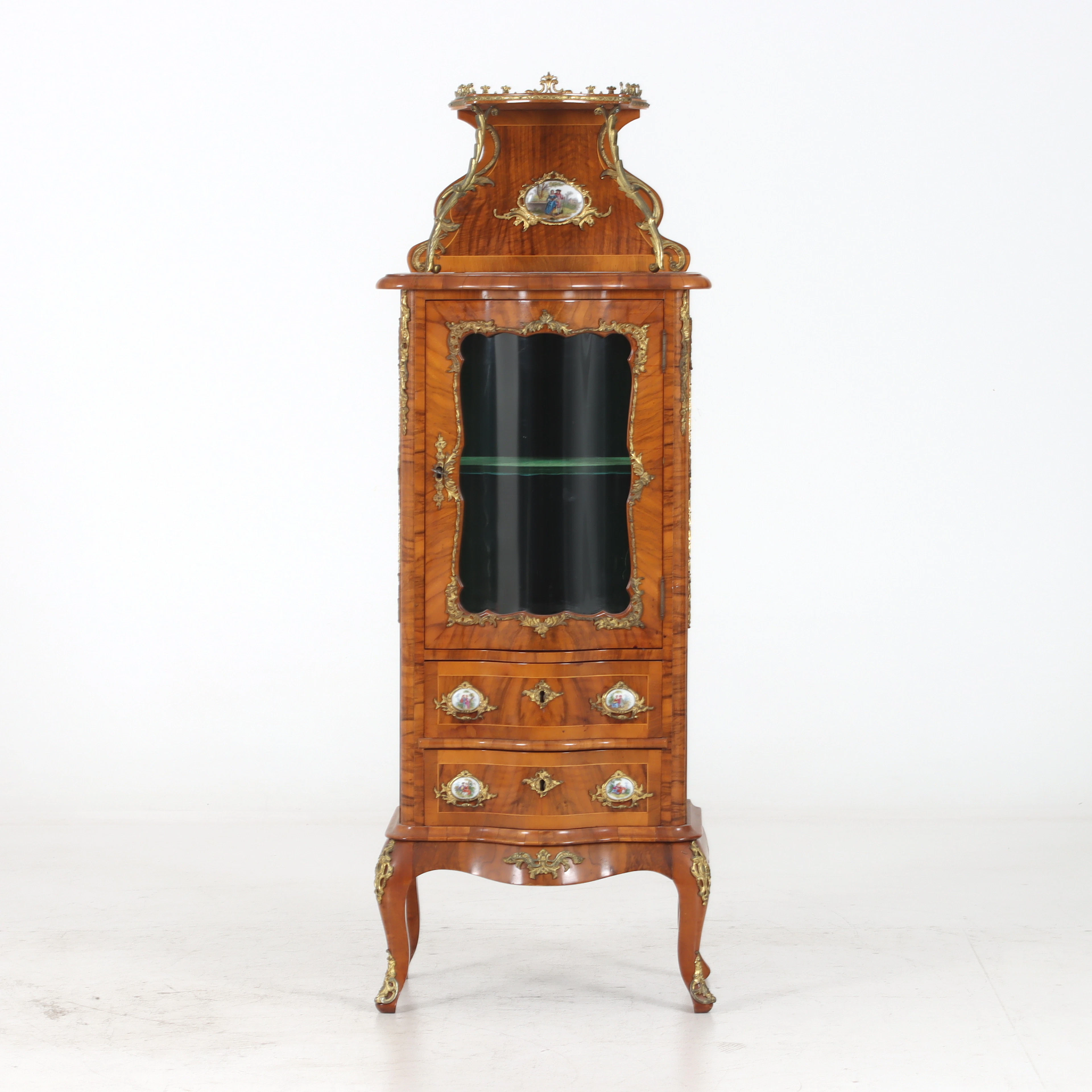 VITRINSKÅP, valnötsfanér, Louis XV-stil, 1900-talets första hälft.