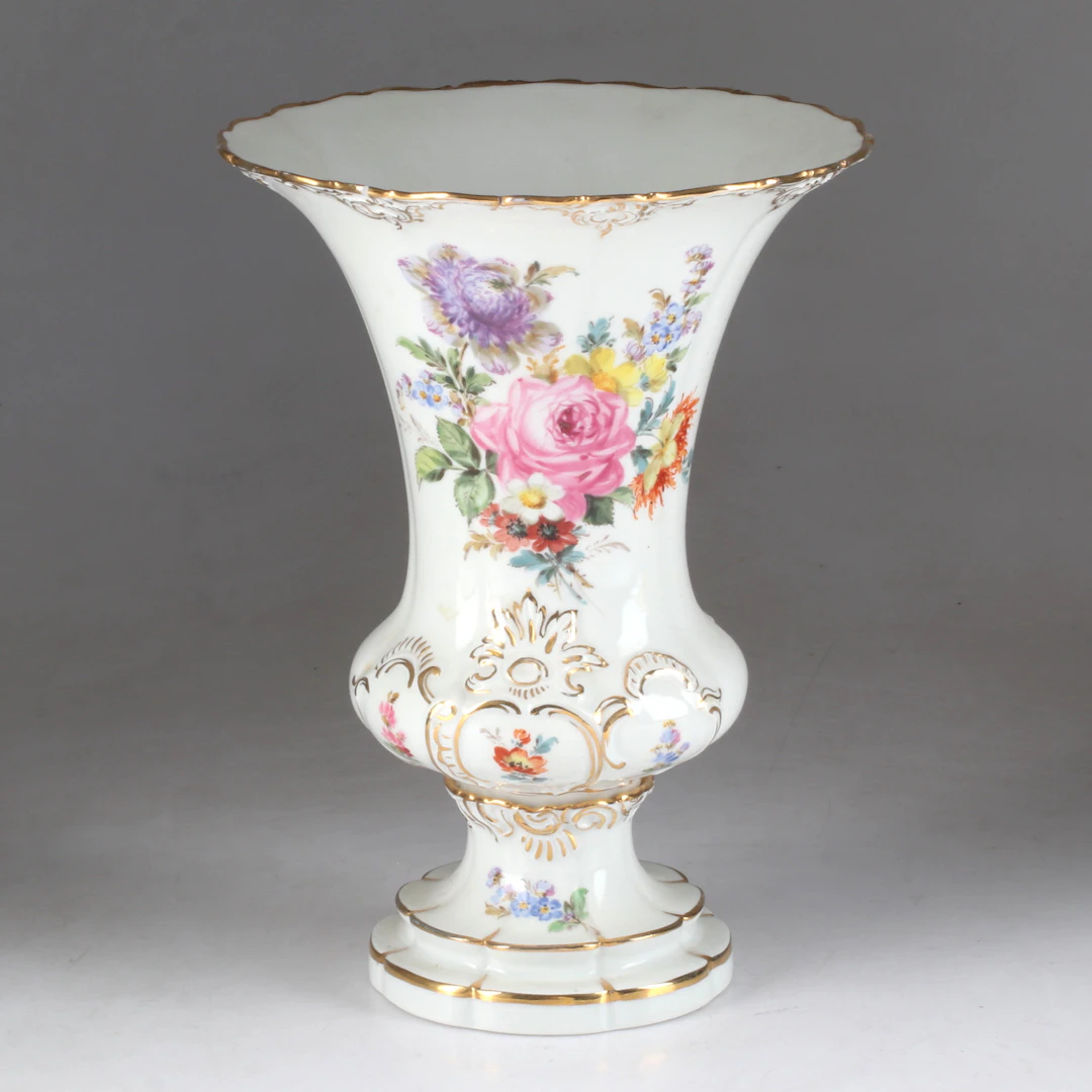 VAS på fot, porslin, Meissen, 1900-tal.