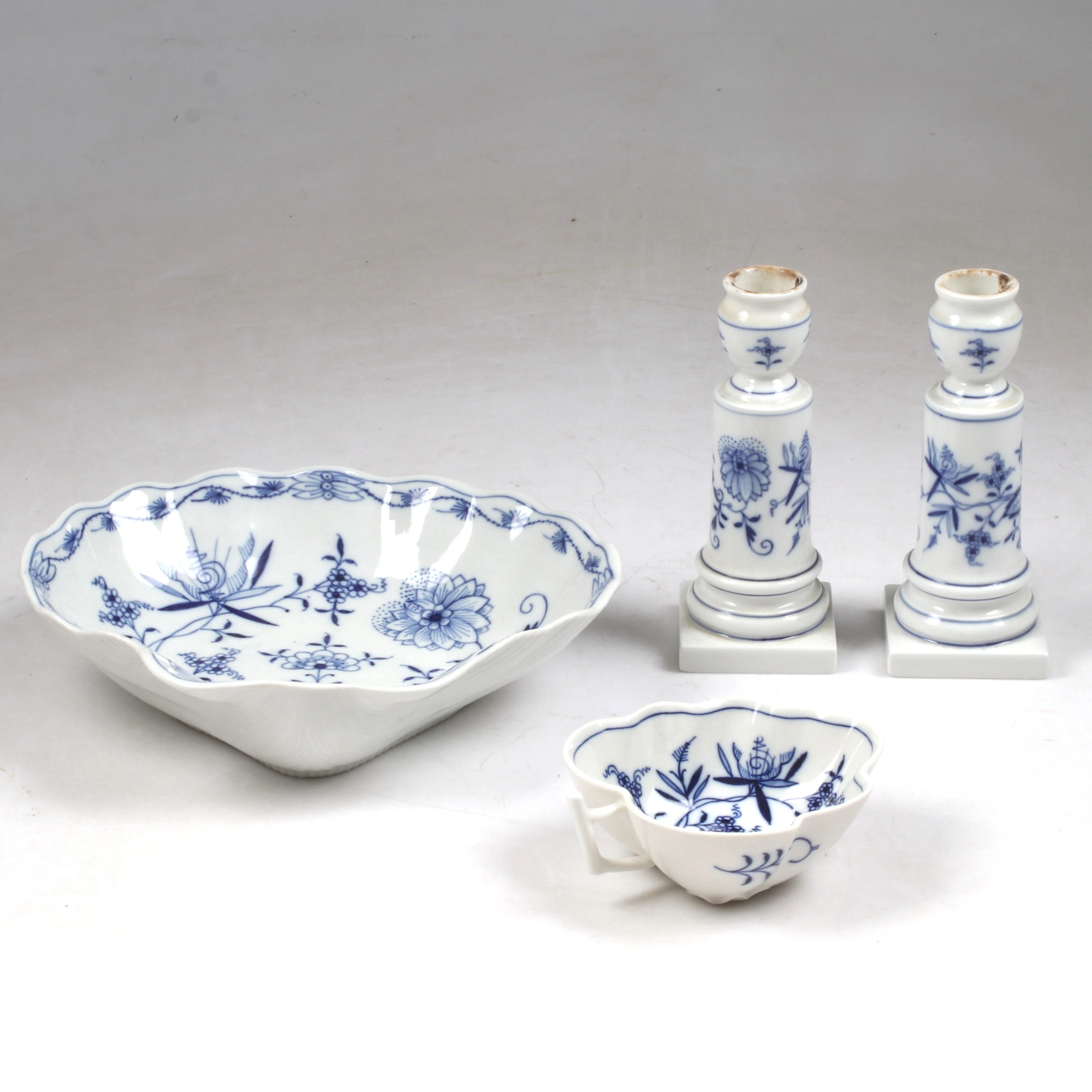 LJUSSTAKAR, 1 par, SKÅLAR, 2 st, porslin, Meissen, Tyskland, 1900-tal.