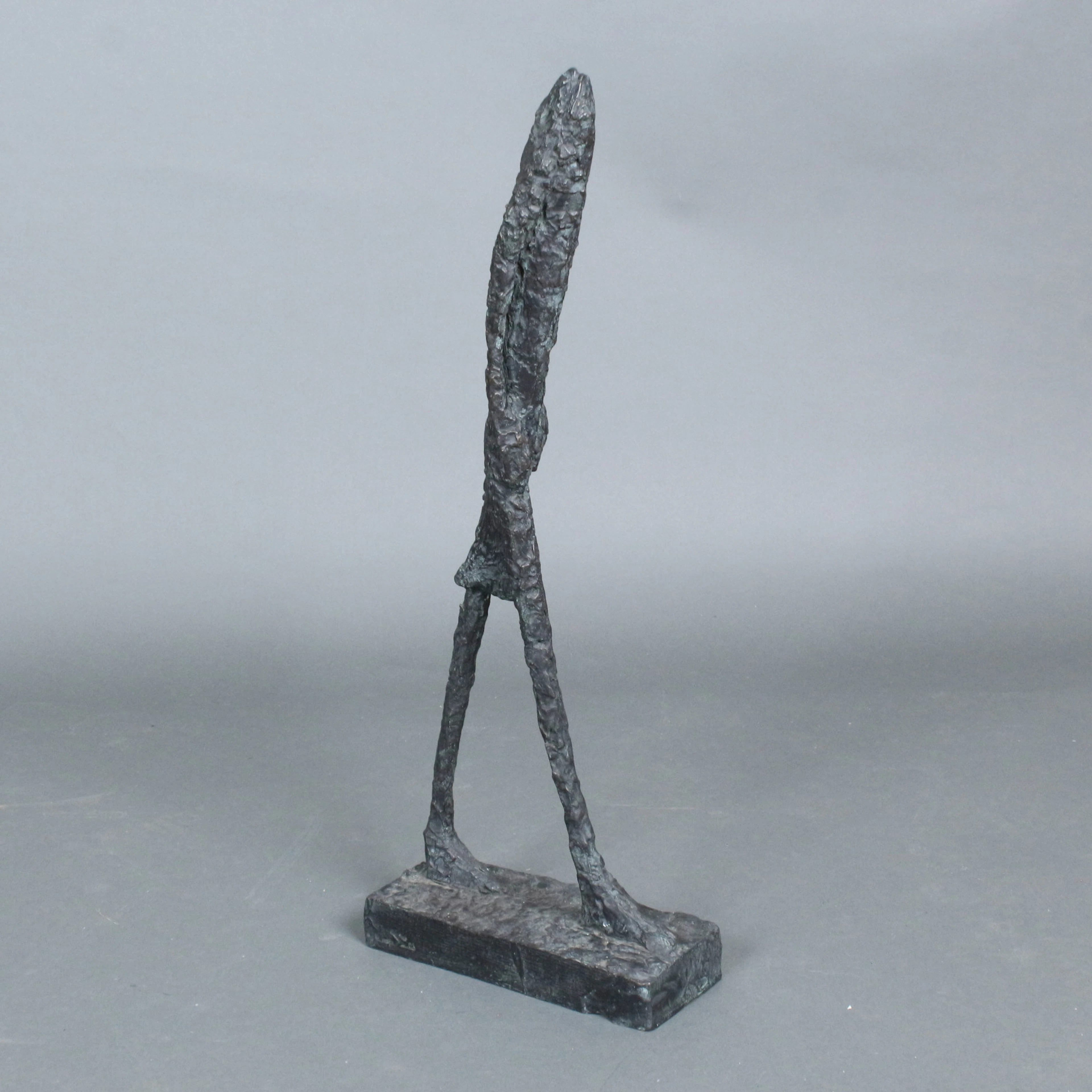 ERNST BAUMEISTER. Bronzeskulptur, '' Der schreitende Fisch '' , signiert