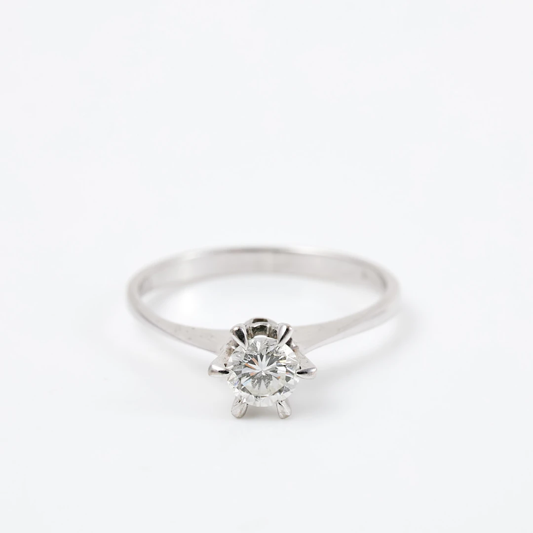 RING, 14 k vitguld, 1 briljantslipad diamant, ca 0,35 ct enligt gravyr