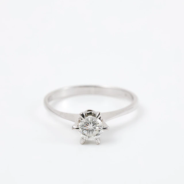 RING, 14 k vitguld, 1 briljantslipad diamant, ca 0,35 ct enligt gravyr