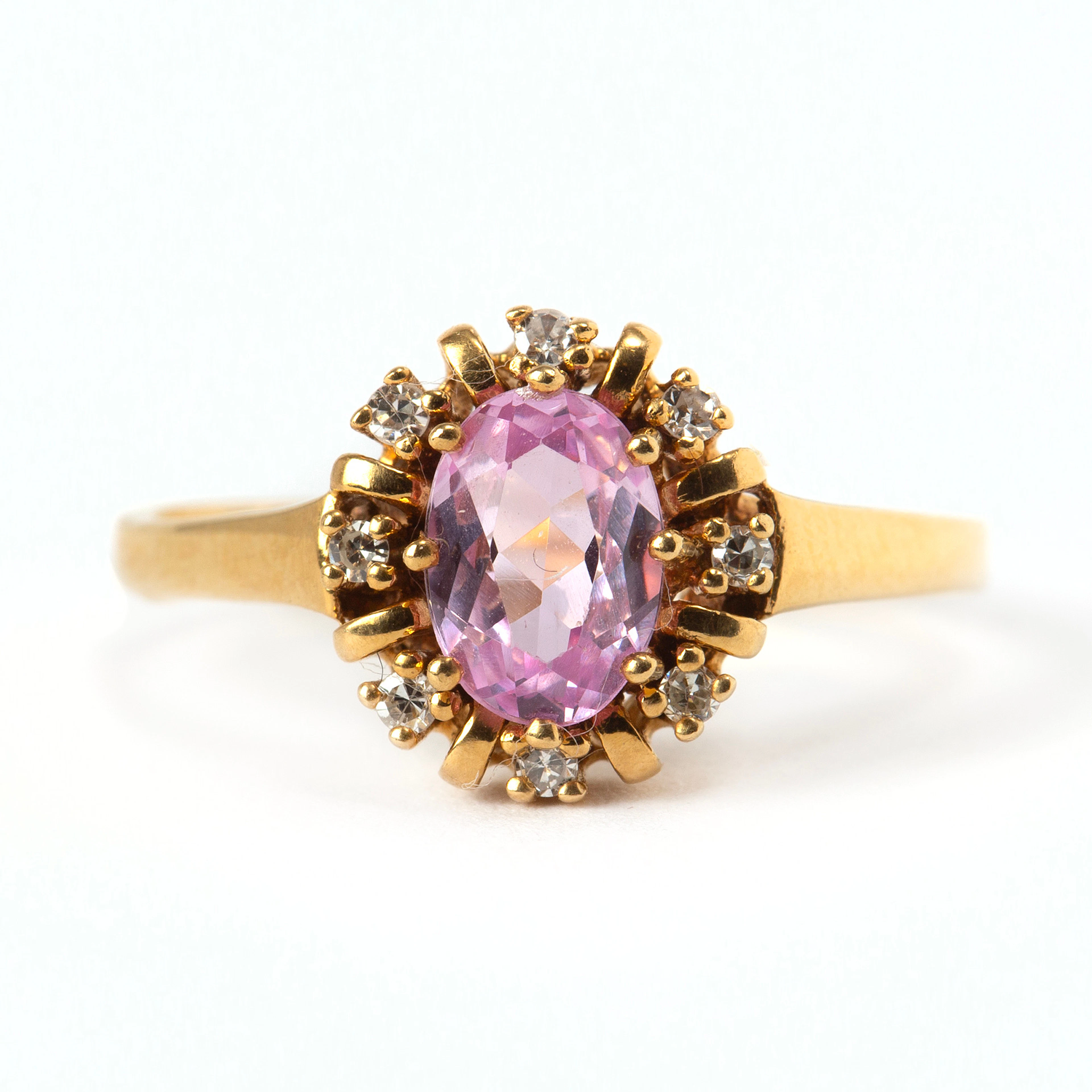 RING, 18K guld, med åttkantslipade diamanter och fasettslipad rosa safir.