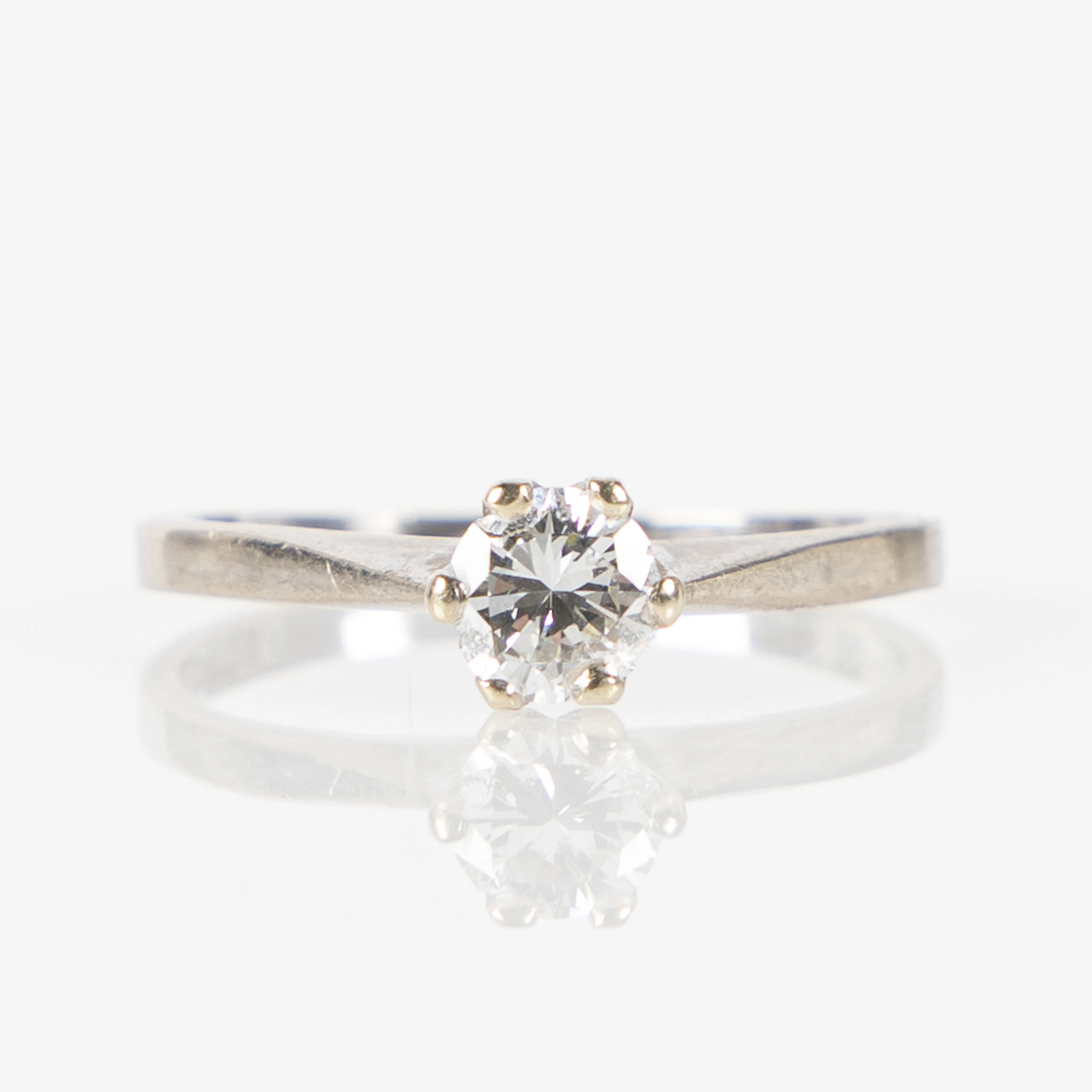 RING, 18K vitguld med briljantslipad diamant ca 0.50 ct.