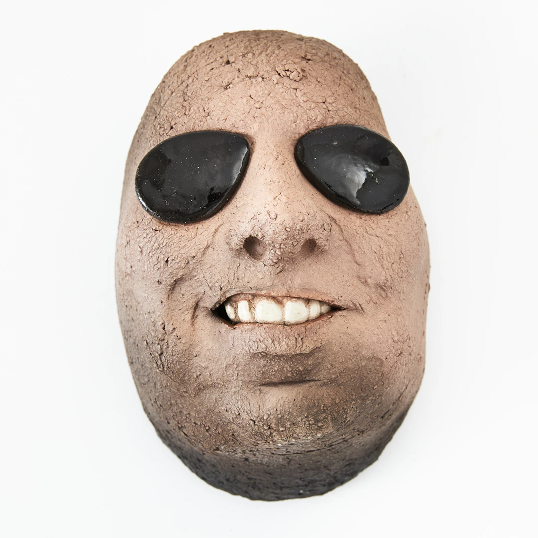 JOHAN THUNELL. "Tusen nyllen", skulptur, keramik, rakubränd, signerad.