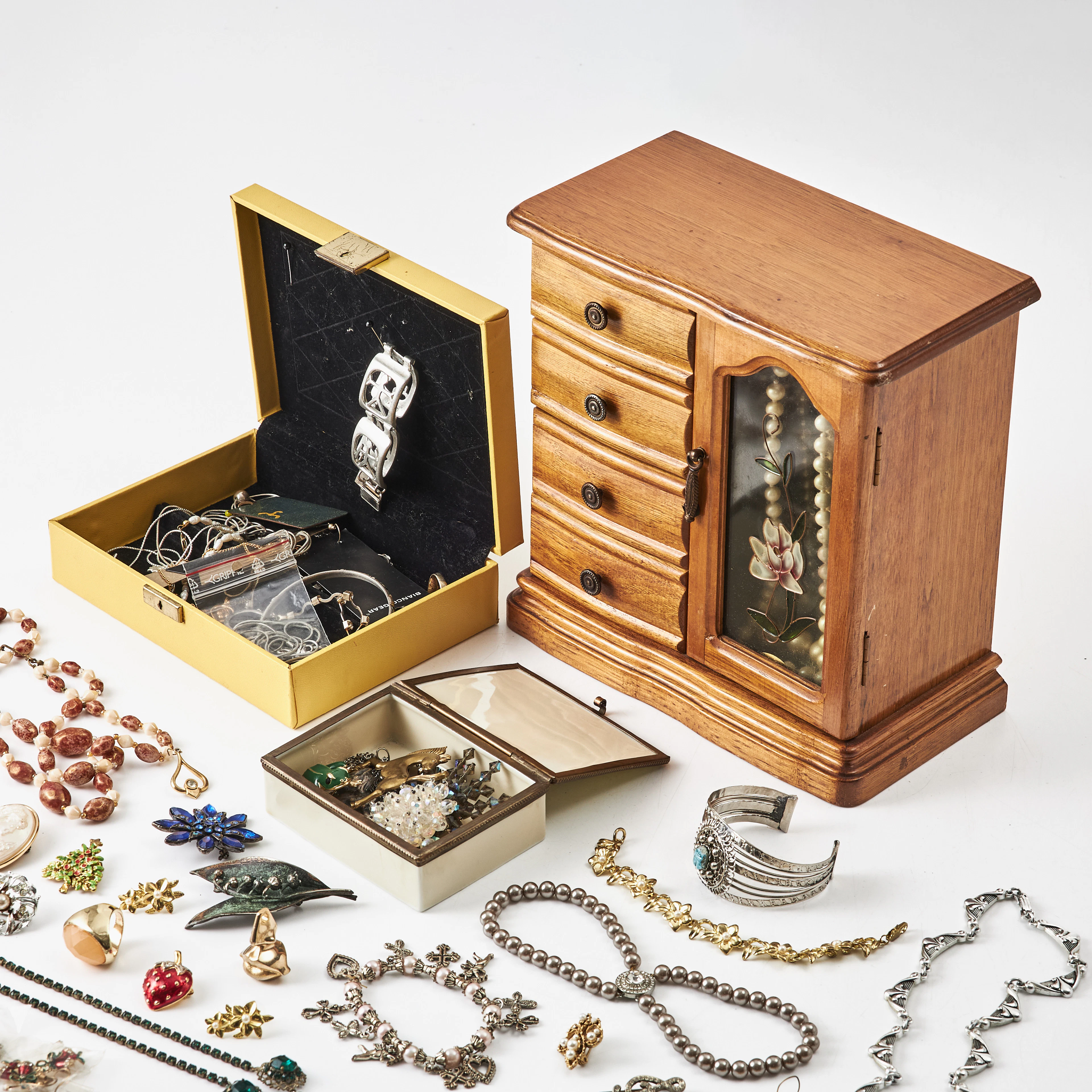 BIJOUTERIER, broscher, halsband, ringar, örhängen, mm.