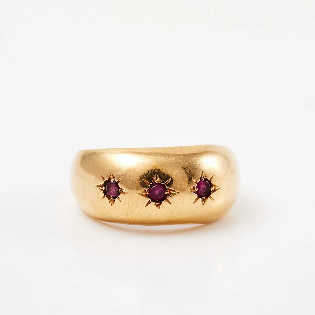 RING, 18 k guld, 3 fasettslipade syntetiska rubiner, svensk importstämpel.