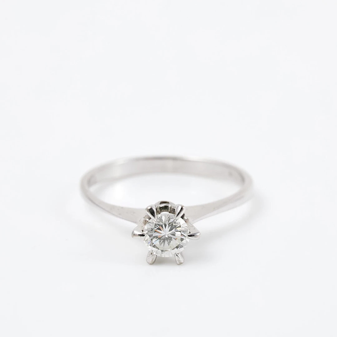 RING, 14 k vitguld, 1 briljantslipad diamant, ca 0,35 ct enligt gravyr