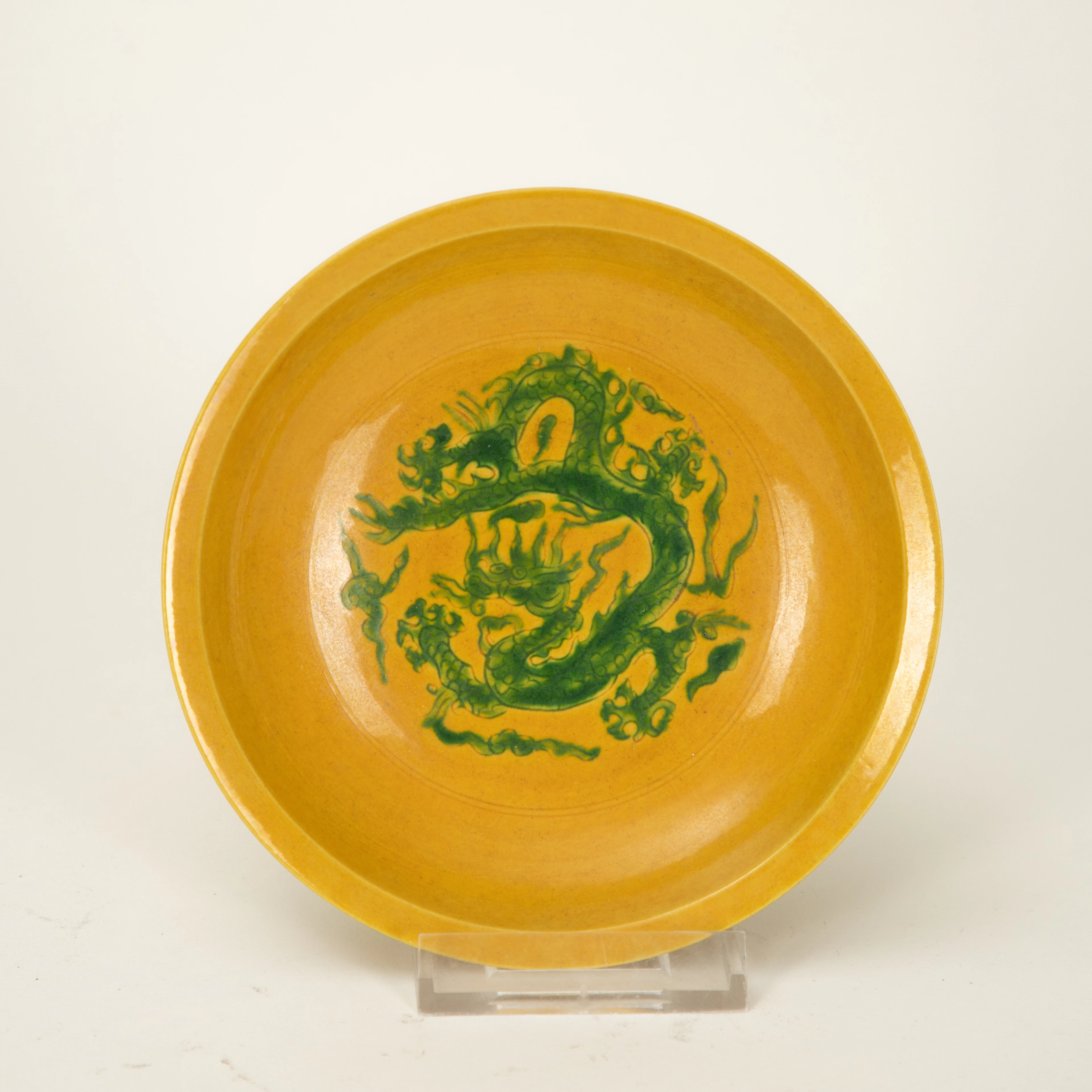 Eine Schale mit gelber Glasur und Drachendekor, im Ming-Stil, Jiajing-Marke