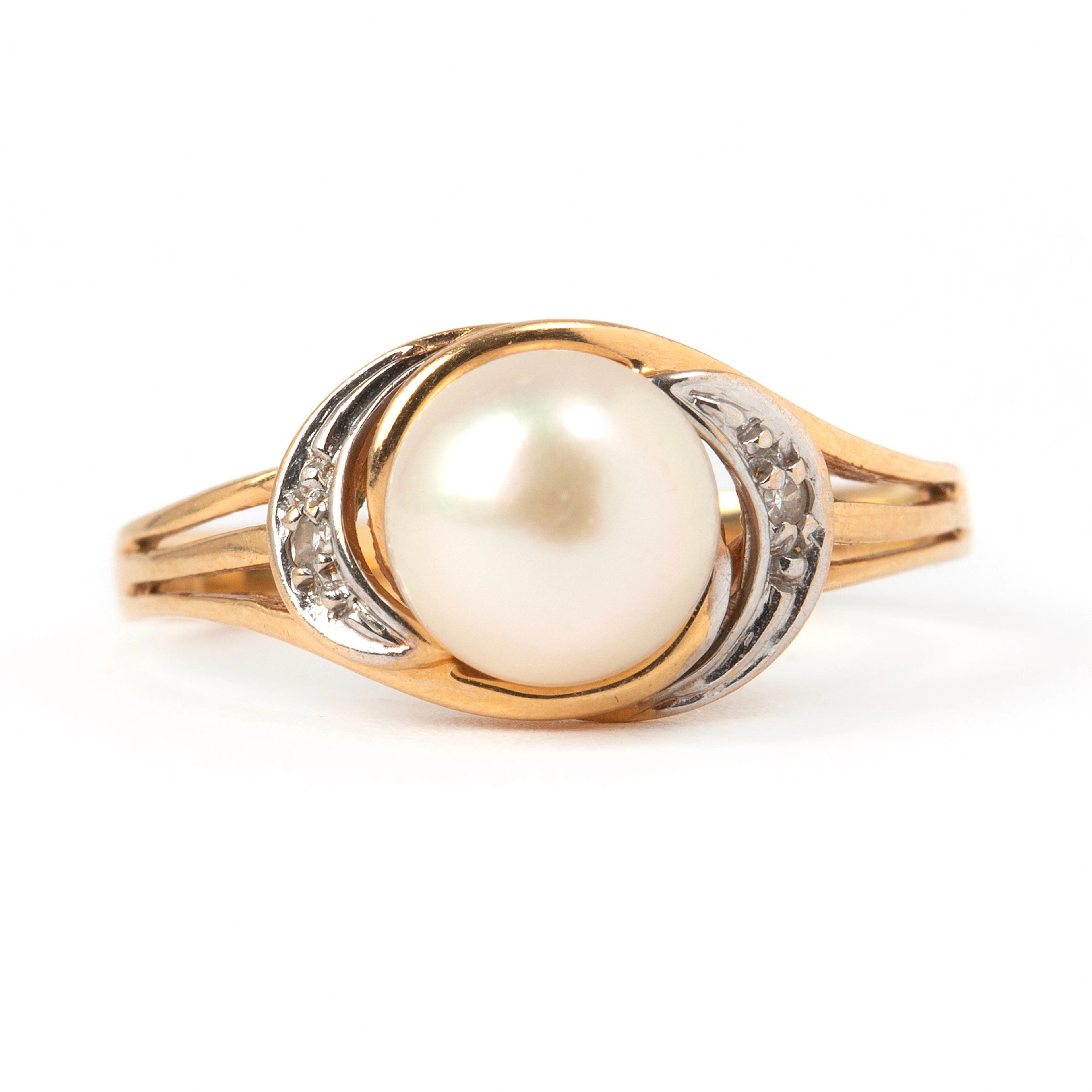 RING, 18K guld och vitguld med odlad pärla och briljantslipade diamanter
