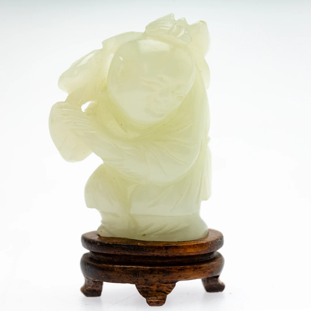 Knabe mit Lotosblüte, Jade, China, späte Qing-Dynastie.