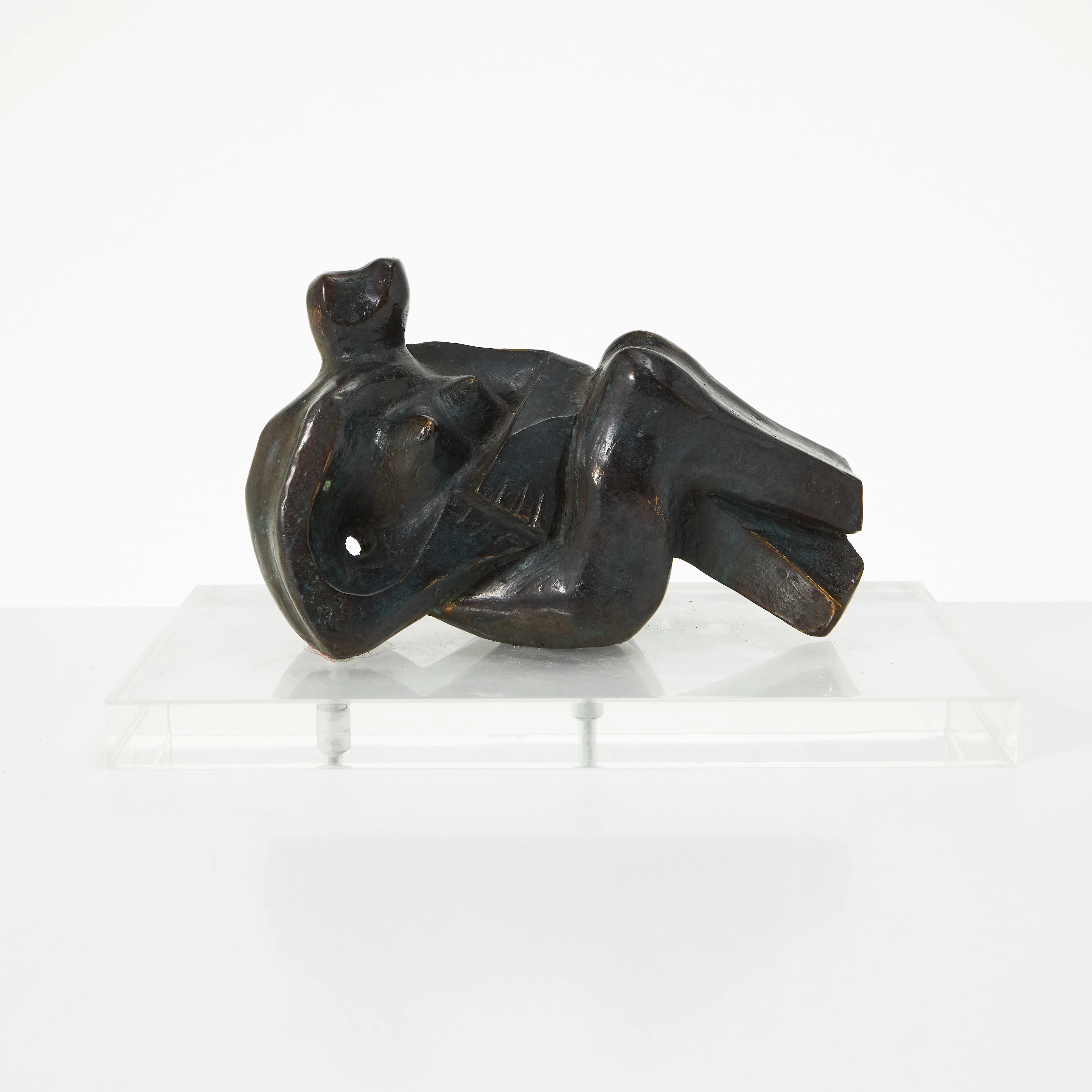 TIMO SOLIN. skulptur, liggande figur, brons, monterad på sockel i