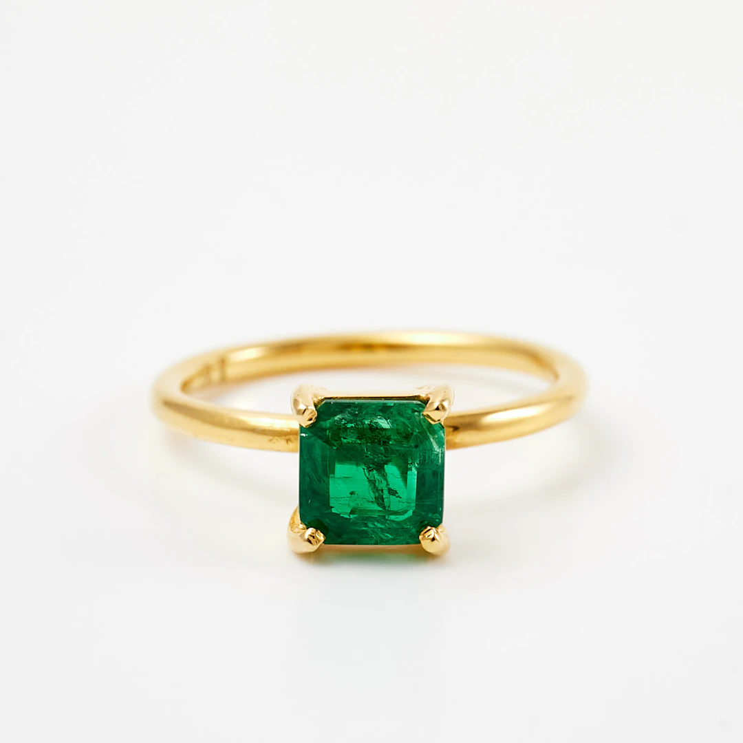RING, 18 k guld, 1 smaragdslipad smaragd, ca 0,95-1,00 ct, utländska stämplar.