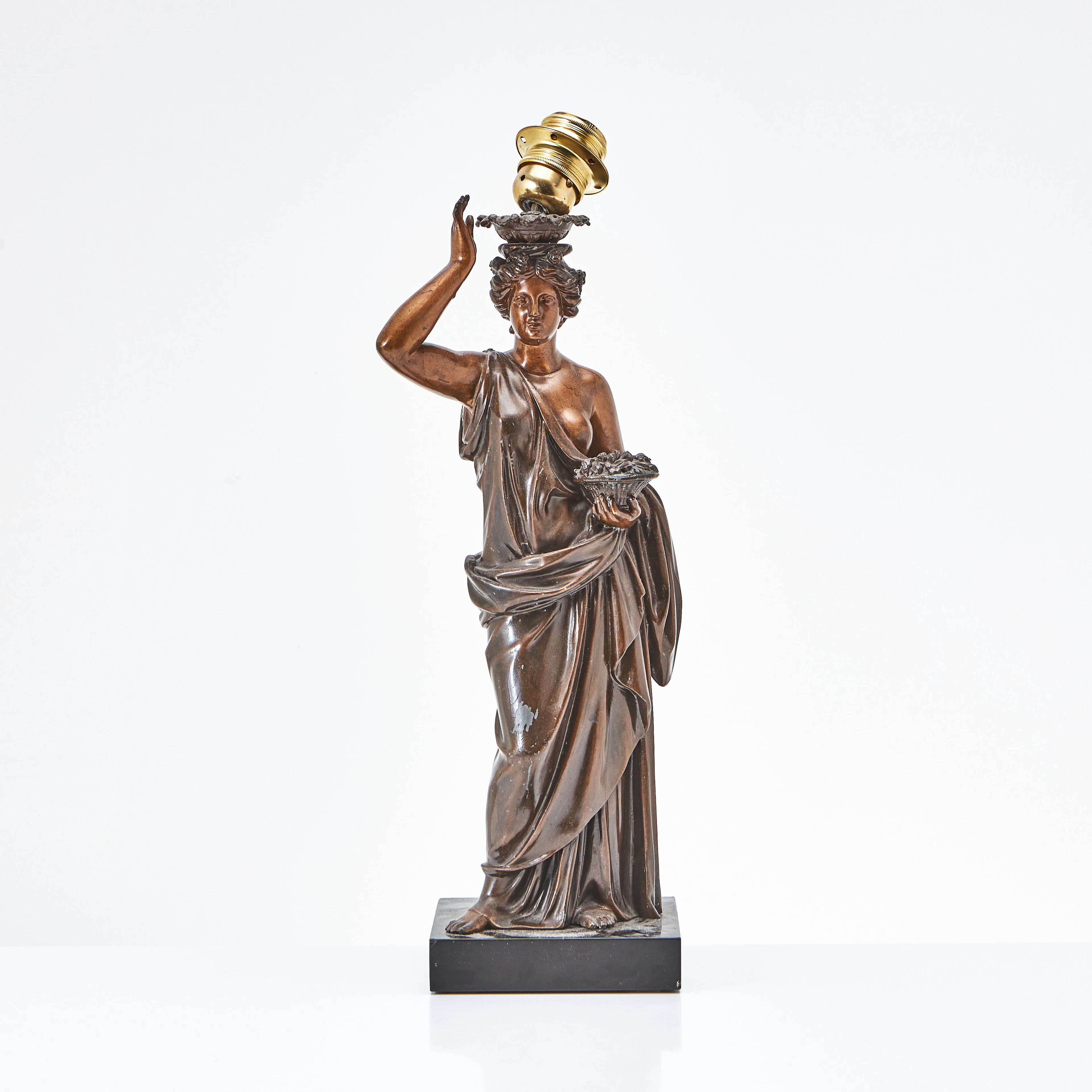 BORDSLAMPA, omkring år 1900, bronserad zink, föreställande kvinna med blomkorg.