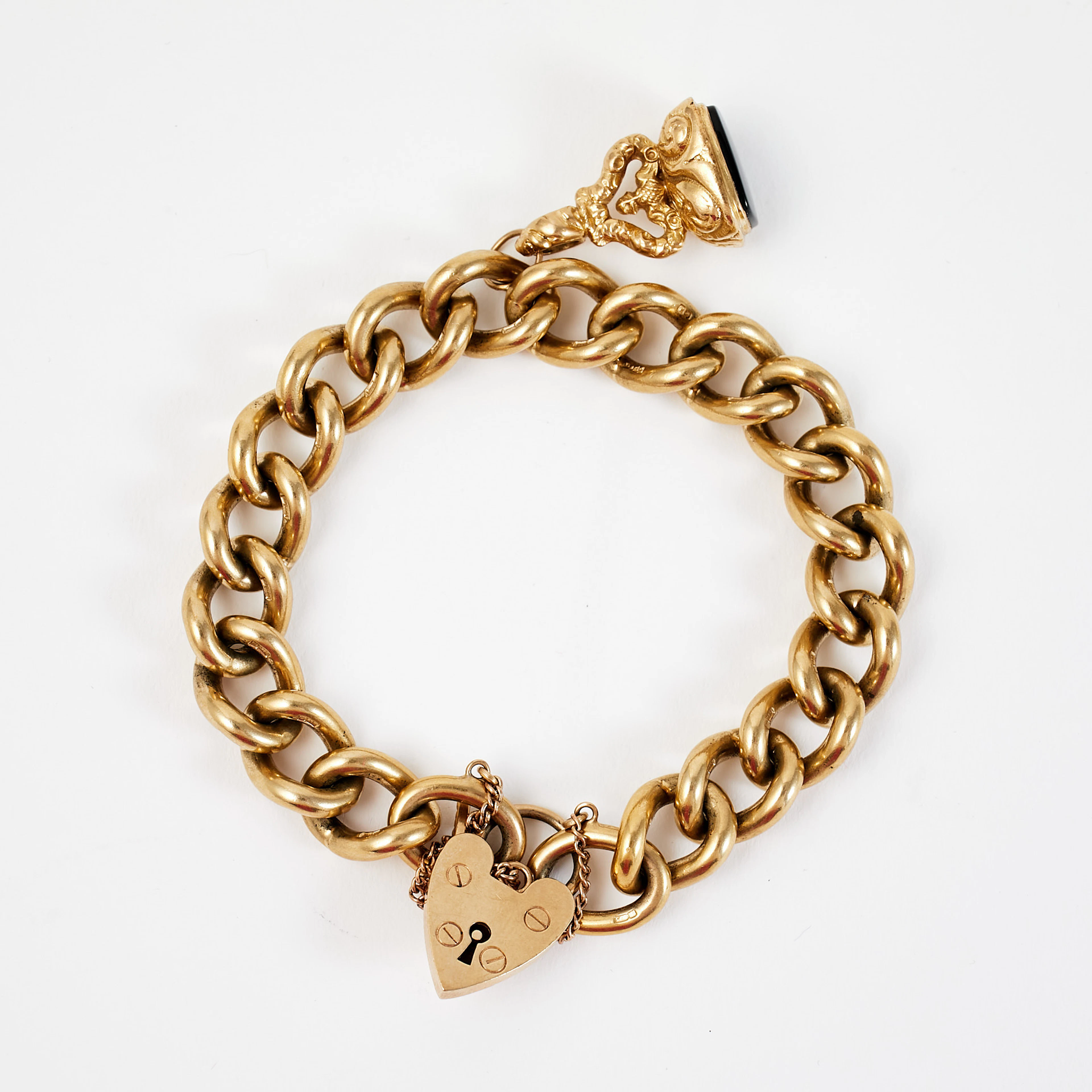 ARMBAND, 9 k guld, pansarlänk, hjärtformat lås, behängd med sigillstamp