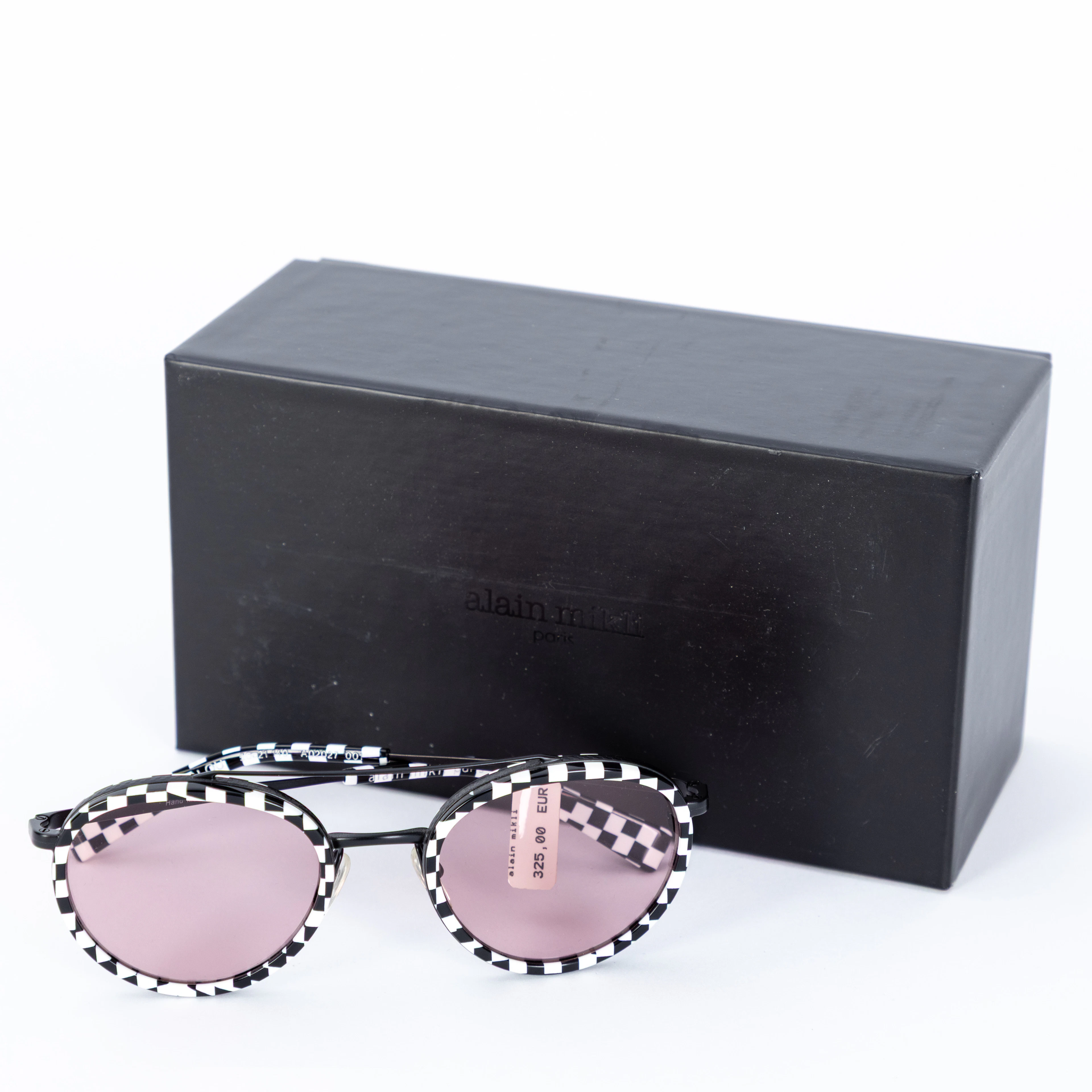 ALAIN MIKLI. Eine Sonnenbrille Dalou A02027 001.