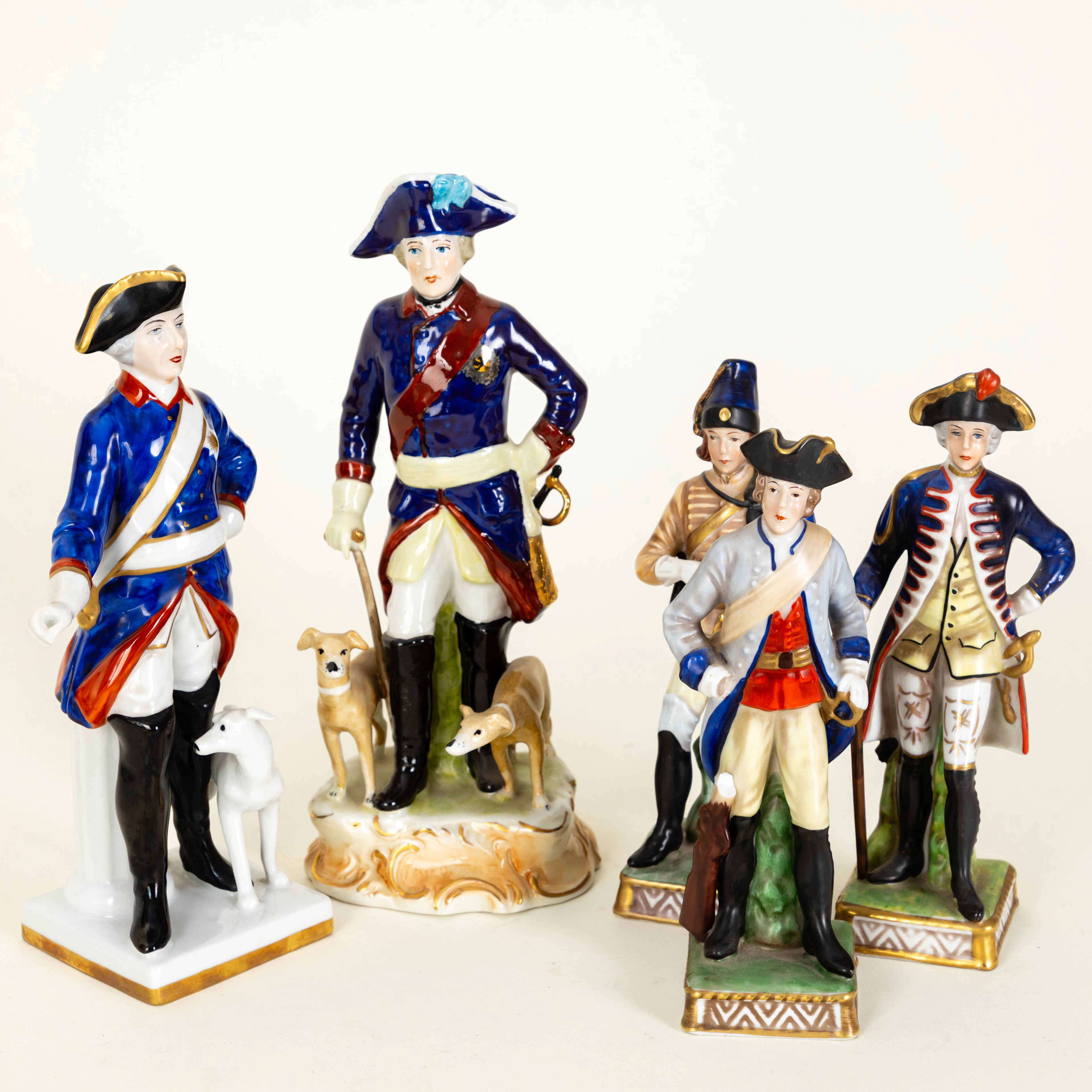 Zwei Figuren von Friedrich II von Preußen und drei Soldaten, Capodimonte