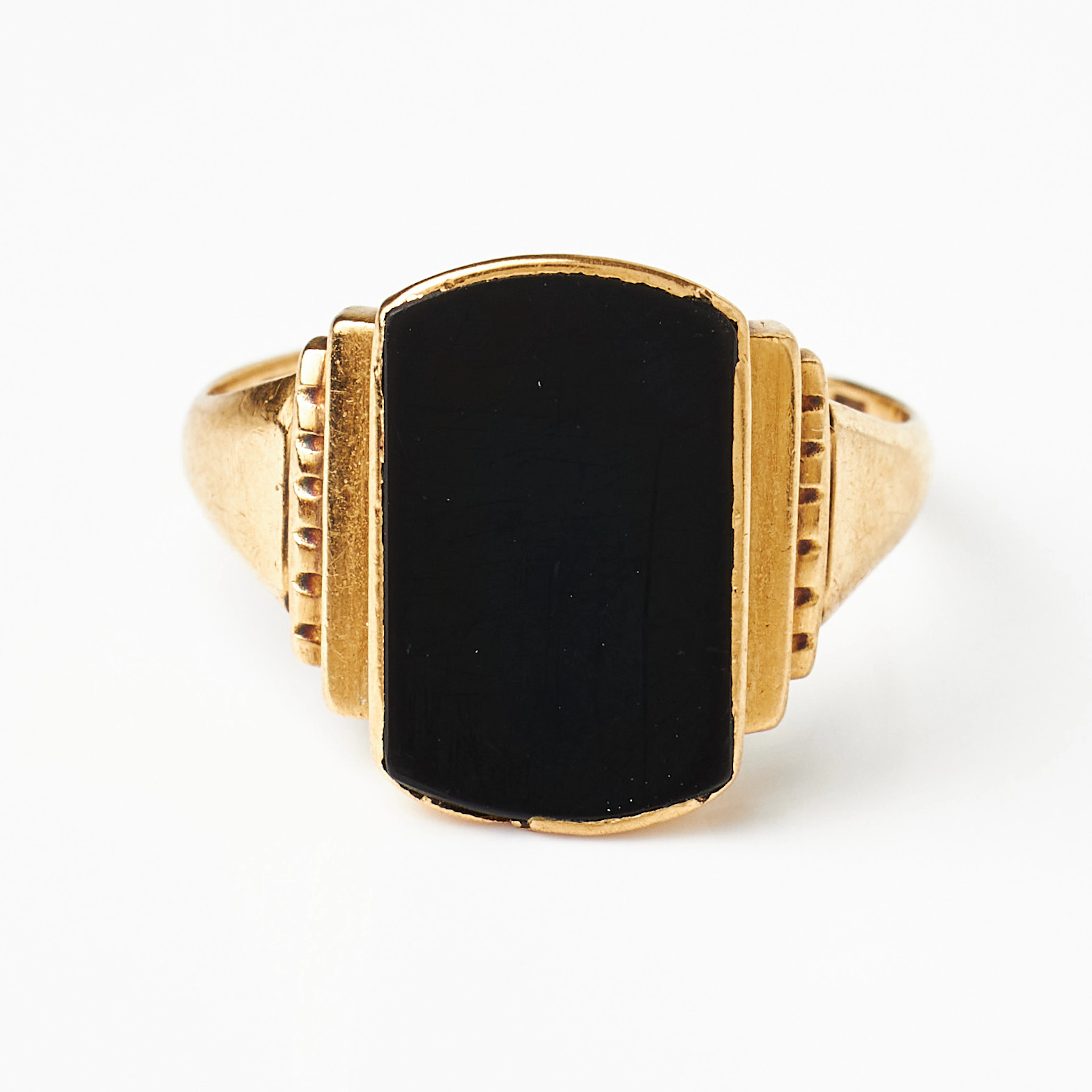 KLACKRING, 18K guld, planslipad onyx, trappslipade sidodekorer, Gustaf