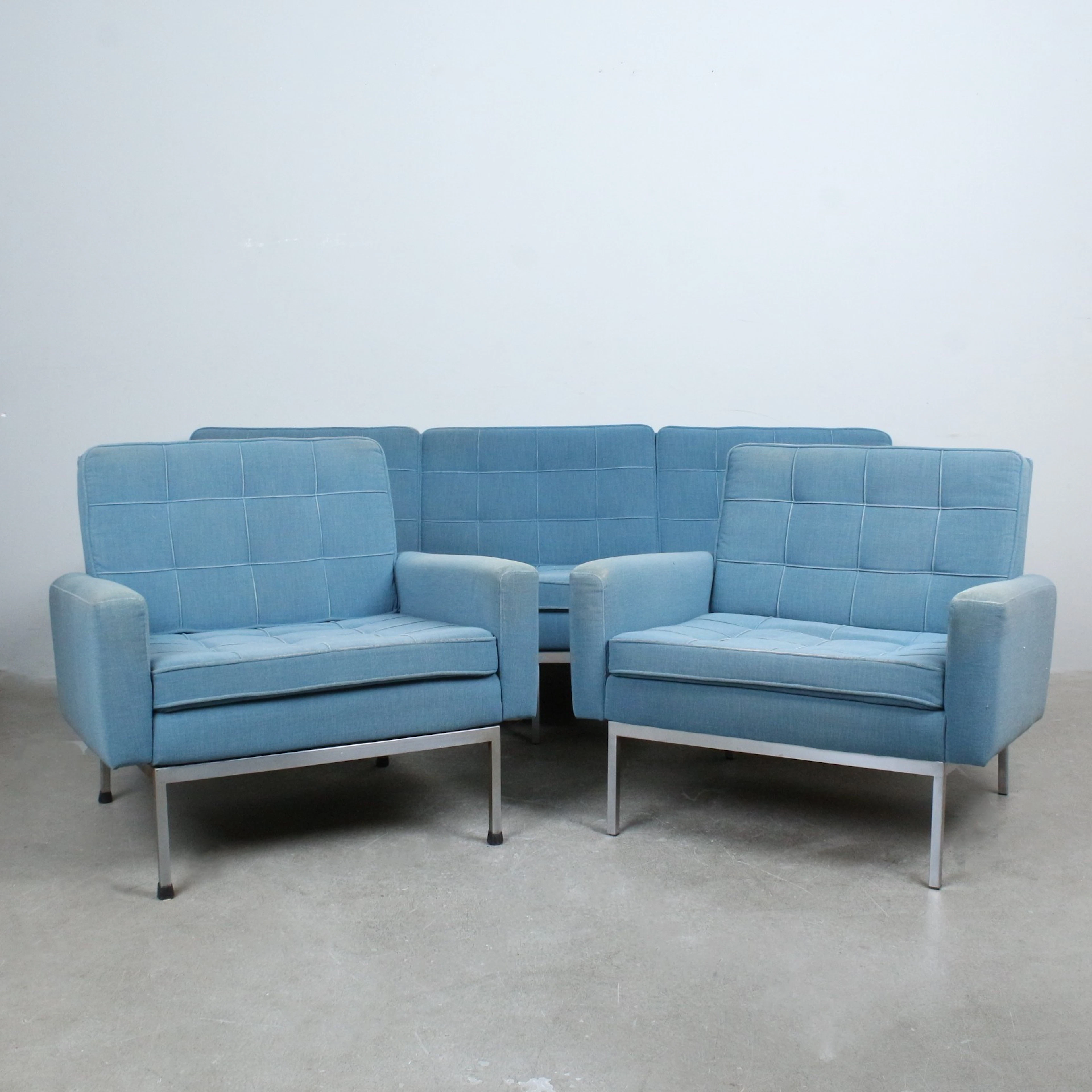 FLORENCE KNOLL. Knoll International, Dreisitzer und zwei Sessel aus