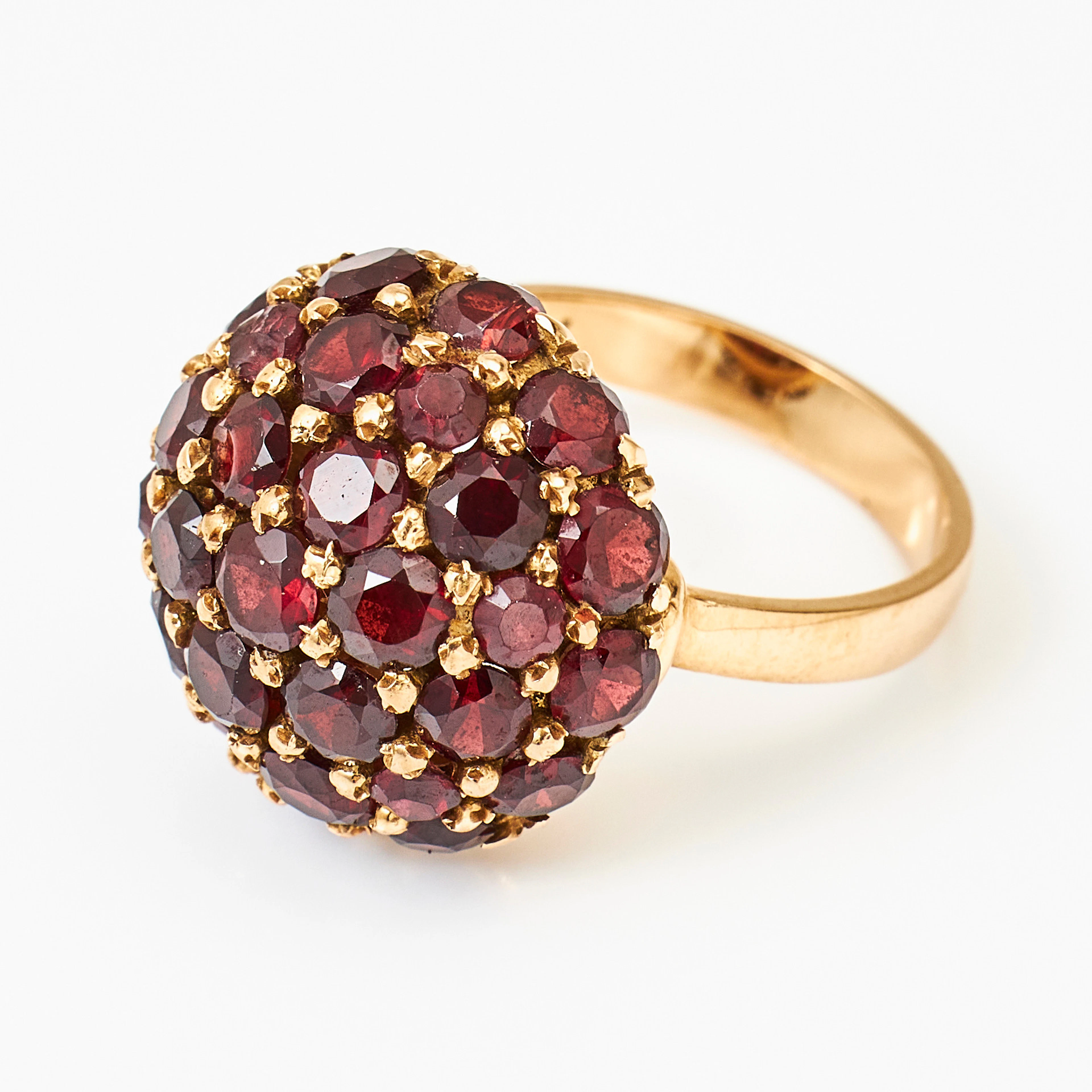 RING, 18 k guld, bombémodell, dekor med fasettslipade granater.