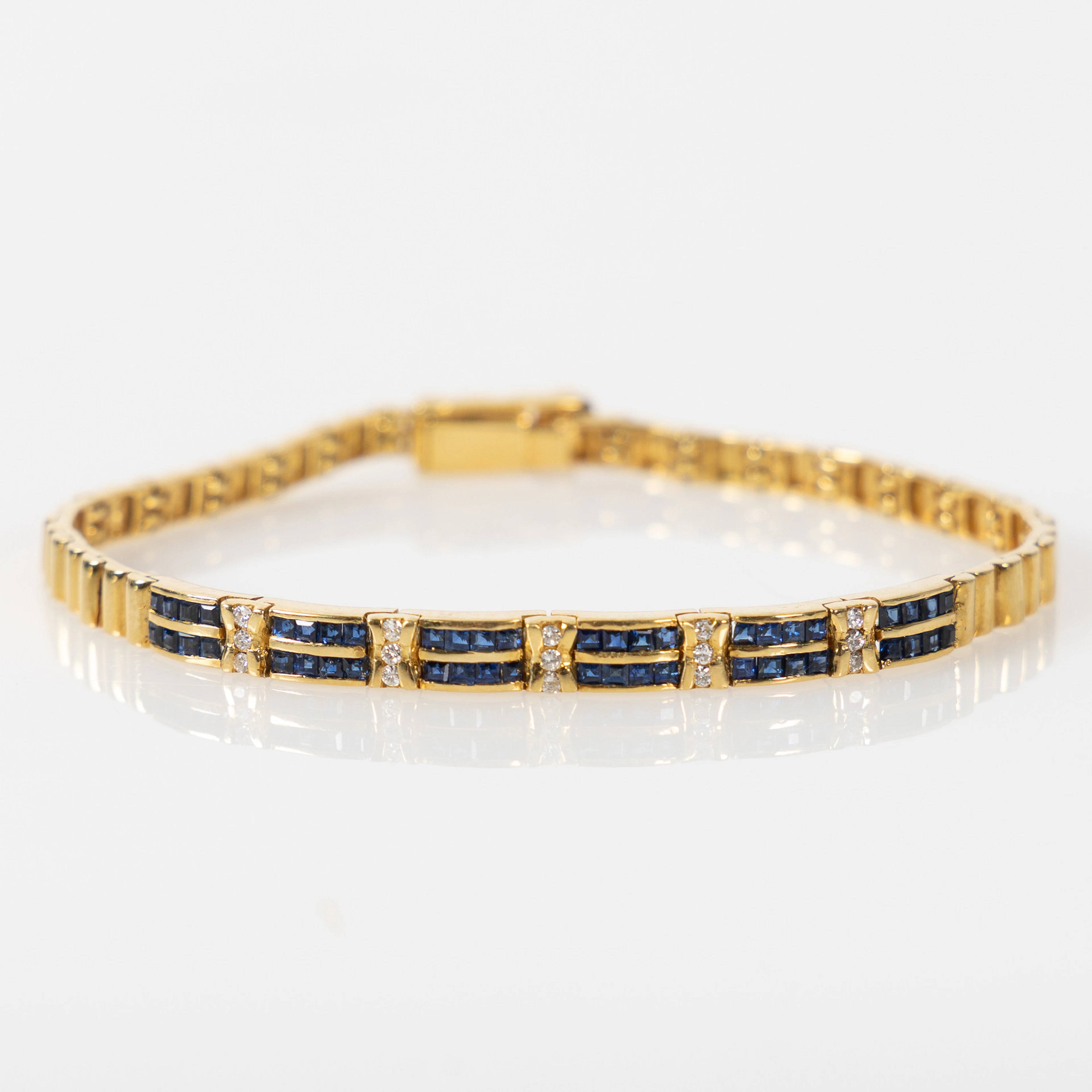 ARMBAND, 18K guld med briljantslipade diamanter och fasettslipade safirer.