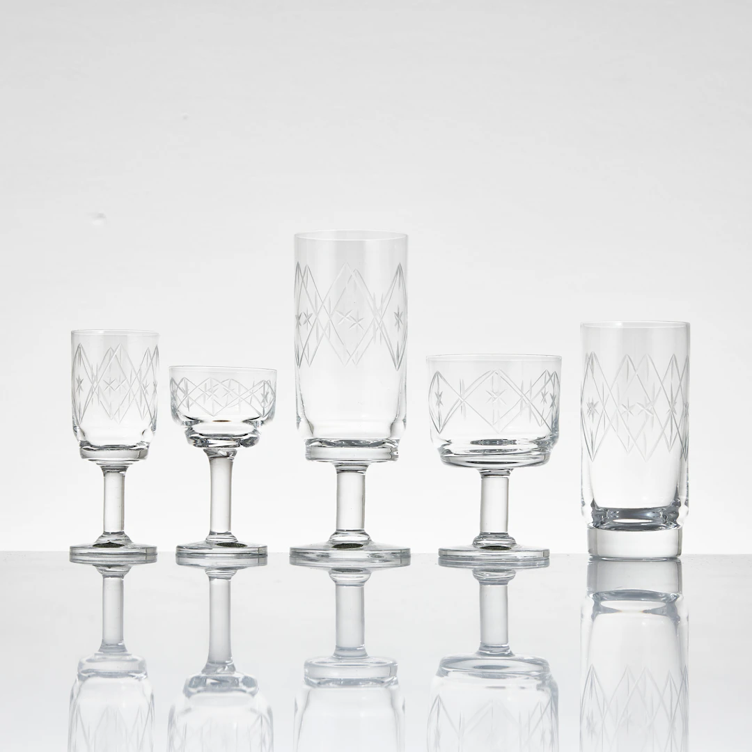 KOSTA, glasservis, 57 dlr, 1900-talets mitt, slipad dekor, delvis