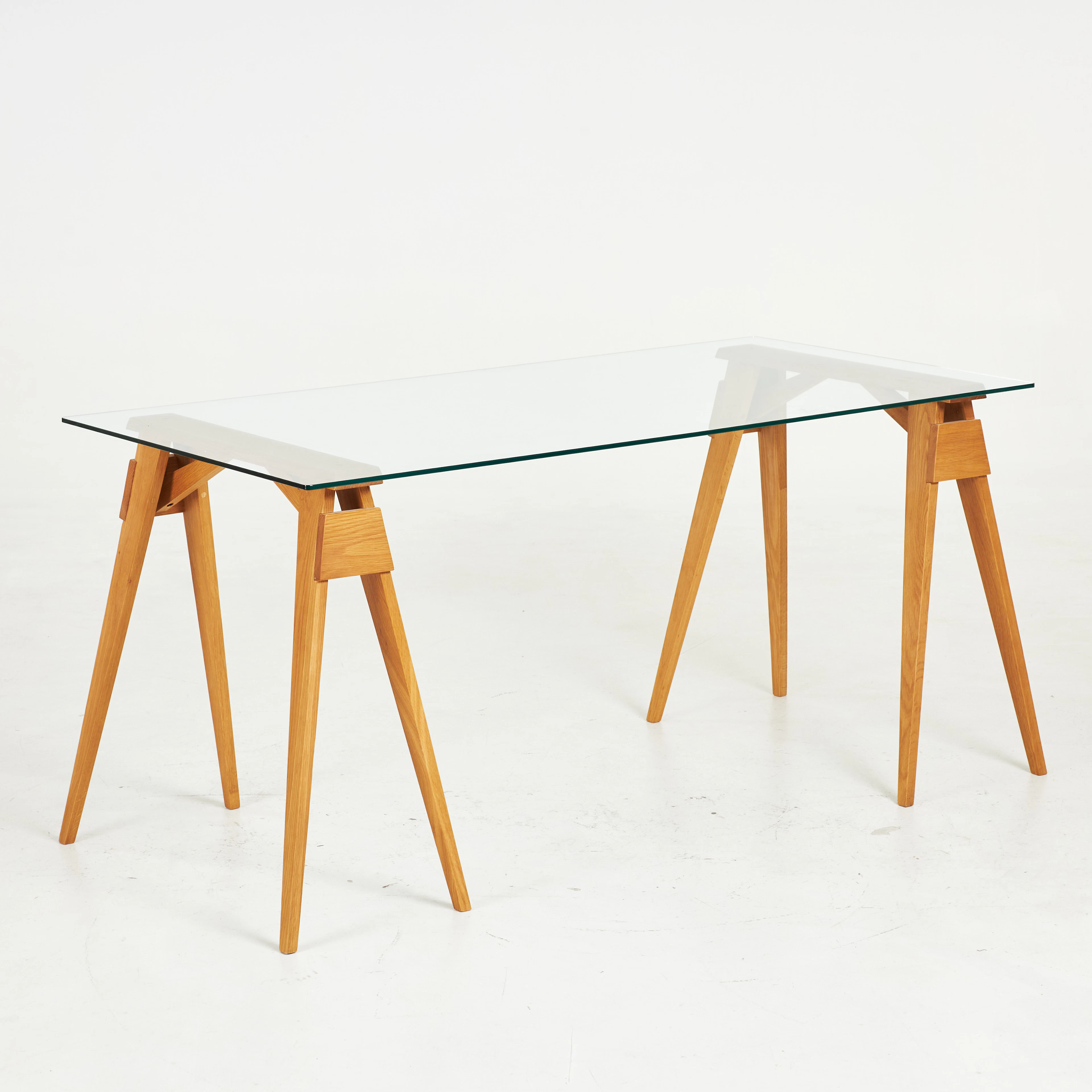 CHUCK MACK. Bord, "Arco Desk", samtida, ben i massiv ek, skiva i glas