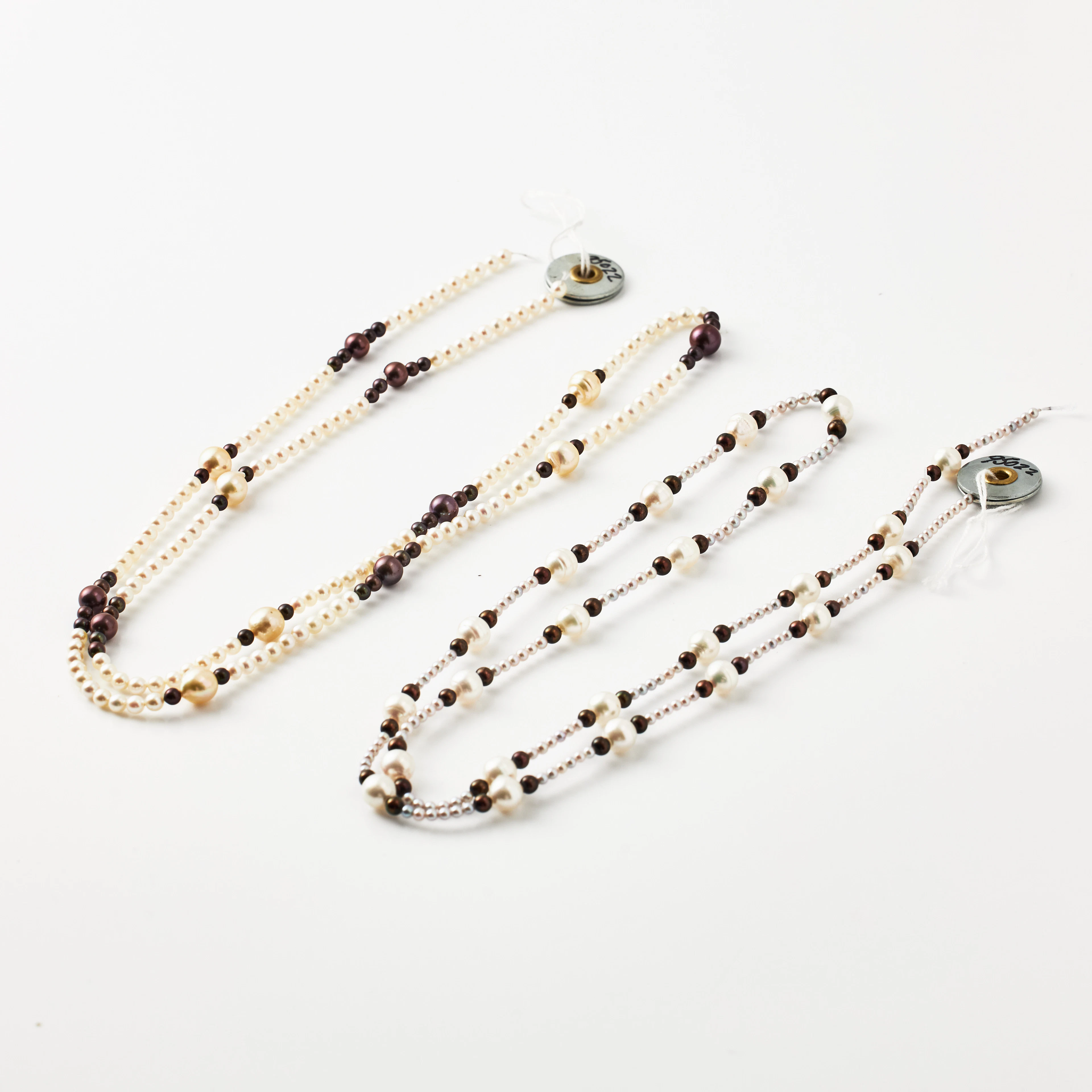 COLLIER, 2 st., odlade sötvattenspärlor ca 2,3-7 mm, olika färger